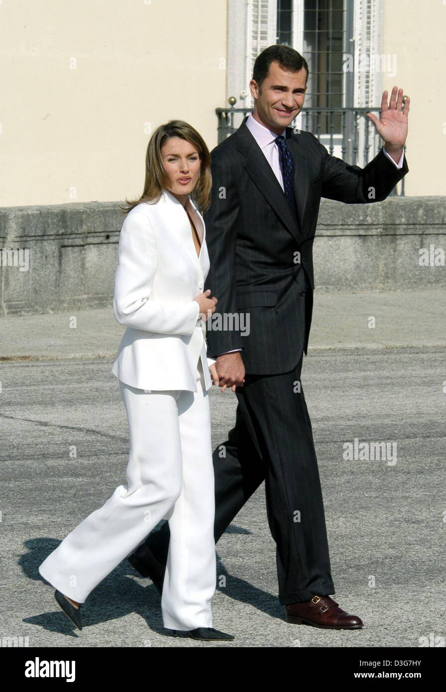 (Dpa) - spanische Kronprinz Felipe und seine Verlobte Letizia Ortiz (L), Lächeln halten die Hände, wie sie Fuß durch den Garten des Palazzo Prado in Madrid, Spanien, 6. November 2003. Der Prinz hatte sie, Fernsehjournalist, gebeten, um ihn zu heiraten, nur Minuten bevor sie nach der Verlobung ausgetauscht präsentiert und präsentierten sich die Medien. Allerdings dürfen keine Journalisten Stockfoto