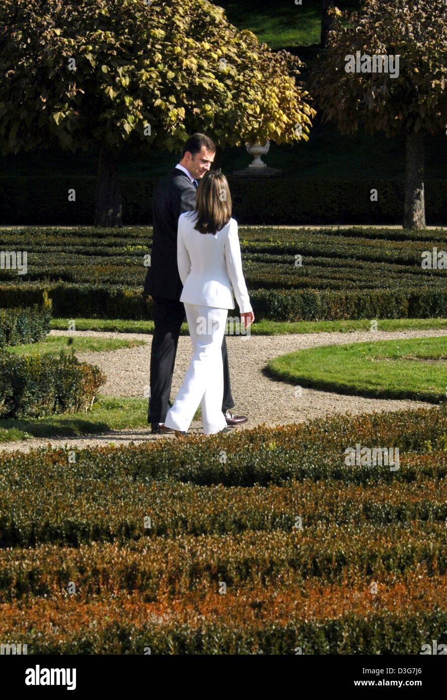 (Dpa) - spanische Kronprinz Felipe und seine Verlobte Letizia Ortiz (R, vorne) spazieren gehen bei einem Fototermin durch den Garten des Palazzo Prado in Madrid, Spanien, 6. November 2003. Der Prinz hatte sie, Fernsehjournalist, gebeten, um ihn zu heiraten, nur Minuten bevor sie nach der Verlobung ausgetauscht präsentiert und präsentierten sich die Medien. Jedoch sind keine Journalisten ein Stockfoto