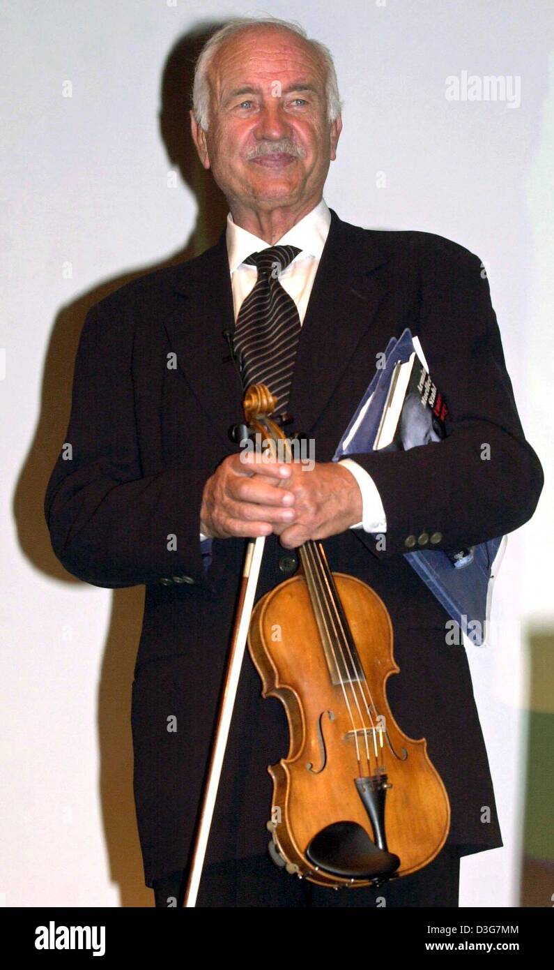 (Dpa) - Multi-talentierter Schauspieler Armin Mueller-Stahl (72) überrascht das Publikum durch das Spielen einer Violinsolo bei einer Lesung in Stralsund, Deutschland, 2. November 2003. Mueller-Stahl, wer wurde international berühmt in Hollywood-Filmen wie "Music Box", "Shine", "Night on Earth" und "Mission to Mars", begann seine Karriere am Theater in Ost-Berlin, bevor er nach West-Berlin im Jahr 1980. Stockfoto