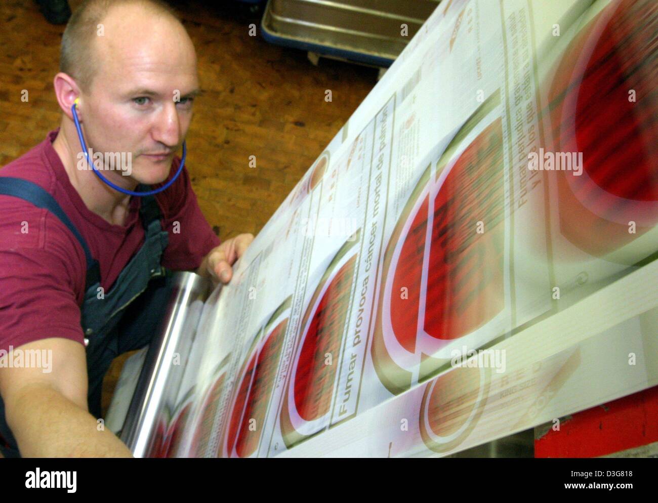 (Dpa) - ein Mitarbeiter von British American Tobacco arbeitet an einer Verpackungslinie von Lucky Strike Zigarettenschachteln für den spanischen Markt in Bayreuth, Deutschland, 24. Oktober 2003. 1.200 Mitarbeiter produzieren 32 Millionen Zigaretten jedes Jahr. Die Hauptmarken sind Lucky Strike, Pall Mall und HB. Stockfoto