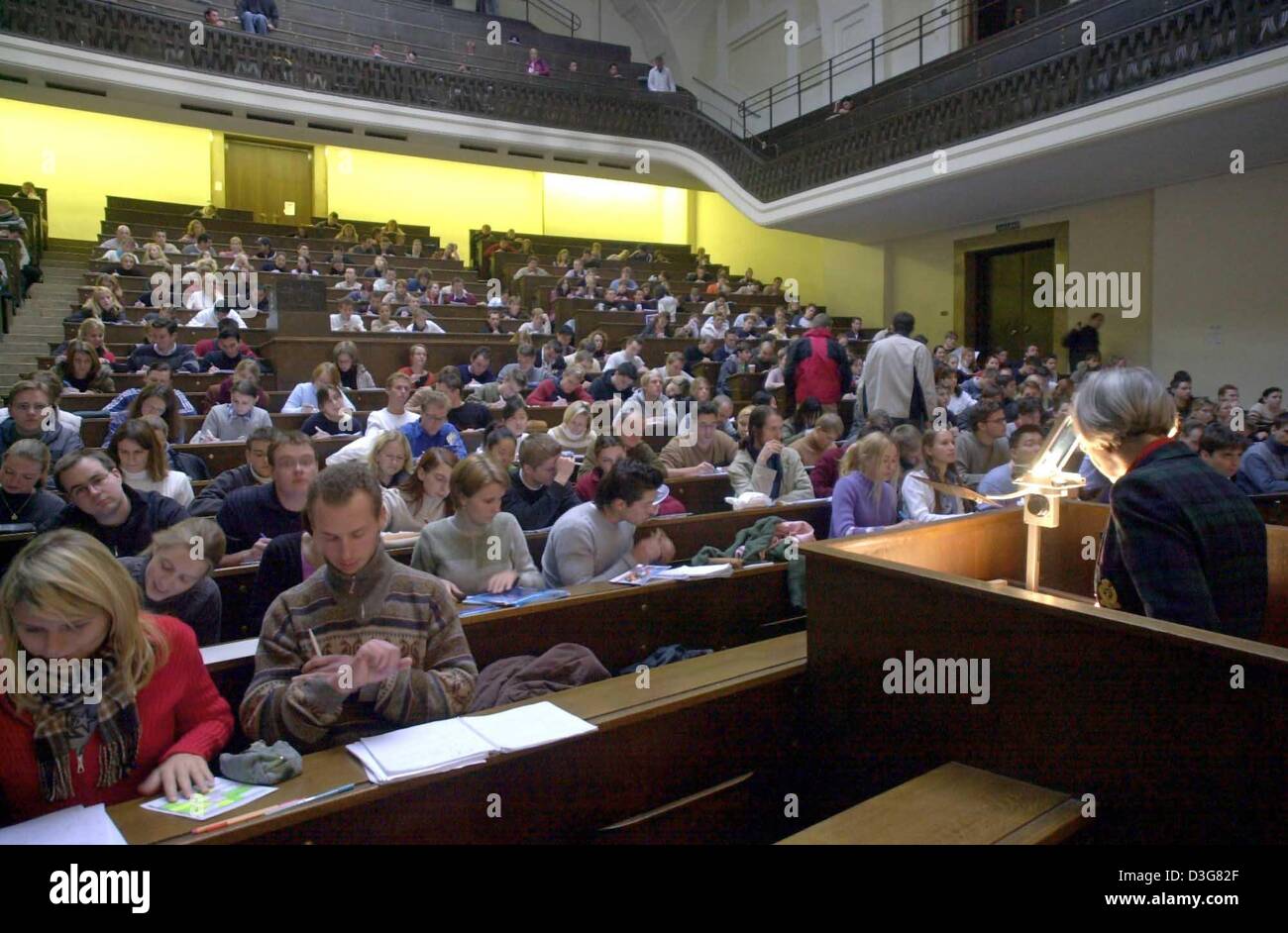 (Dpa) - Schüler besuchen einen Mathematik-Vortrag im Auditorium Maximum, größten Hörsaal der Universität, an der Ludwig-Maximilians-Universität in München, 27. Oktober 2003. Zum Wintersemester begann letzte Woche und während Hochschulen in Deutschland vor finanzielle Kürzungen stehen ist die Zahl der Studienanfänger gleichen erhöht. Die Herausforderungen in den nächsten Jahren wäre die metakognitive Stockfoto