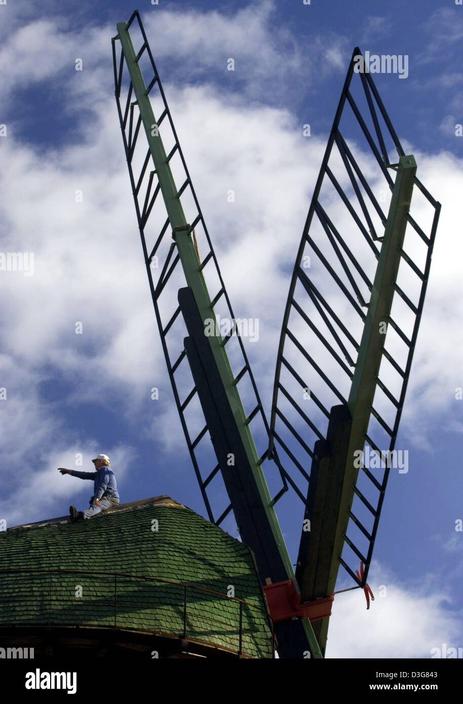 (Dpa) - Miller Doescher sitzt auf dem Dach seiner historischen Windmühle nach ein neue Pin-Rad auf der Mühle in Dabel, Deutschland, 22. Oktober 2003 angewendet wurde. Mehl ist nicht mehr in der Mühle gemahlen, aber die historische Windmühle ist für Besucher geöffnet. Stockfoto
