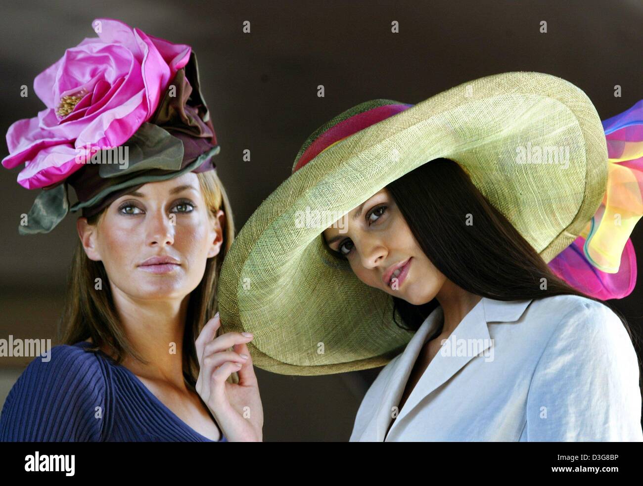 (Dpa) - die Modelle Panni und Ganna präsentieren die modischen Hüte "Bluetenzauber" (Blume Charme) und "Premiere" für die Saison Frühjahr/Sommer 2004 bei der CPD-Modenschau in Düsseldorf, 4. August 2003. Stockfoto