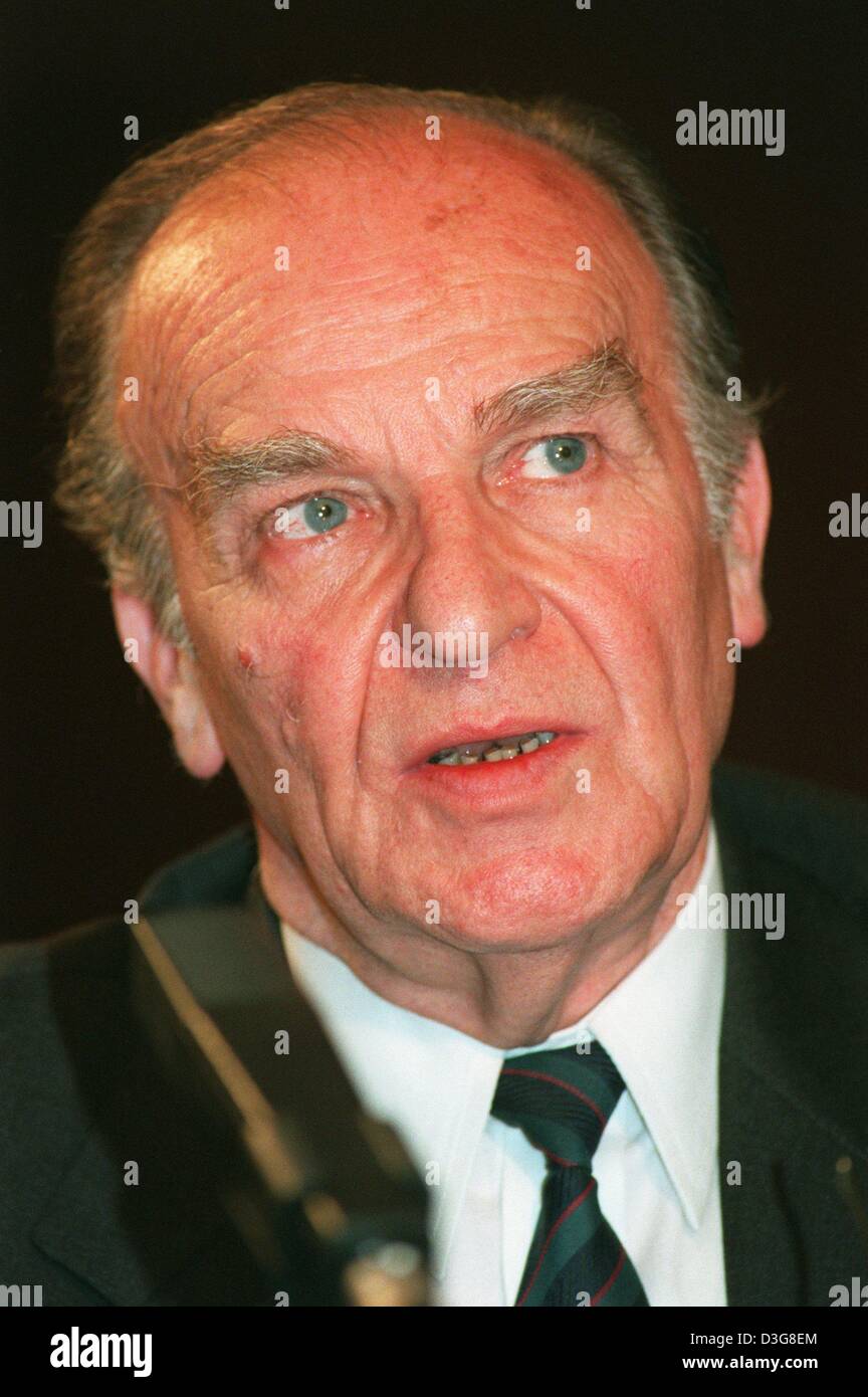 (Dpa-Dateien) - der ehemalige bosnische Präsident Alija Izetbegovic, abgebildet in Sarajevo, Bosnien, 31. Januar 1995. Er starb im Krankenhaus am 19. Oktober 2003 in der Hauptstadt. Er war 78. Dem Bericht zufolge starb er an schweren Herzens Dysfunktion und allgemeine Schwäche. Izetbegovic Bosnien während des Krieges 1992-1995 mit Serbien führte und eine Rolle in den Verhandlungen, die schließlich den Frieden gebracht Stockfoto