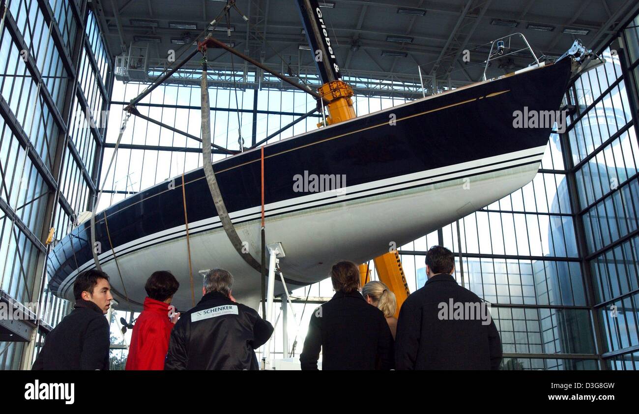 (Dpa) - eine 17 m lange Segelyacht ist in den Messehallen in Hamburg, 14. Oktober 2003 aufgestellt. Die Yacht namens "Swan 56' der finnischen Werft 'Nautor' ist die größte Yacht, die im Rahmen der internationalen Boots Messe"Hanseboot", vorgestellt wird, die von 25 Oktober bis 2. November 2003 geöffnet werden. Stockfoto