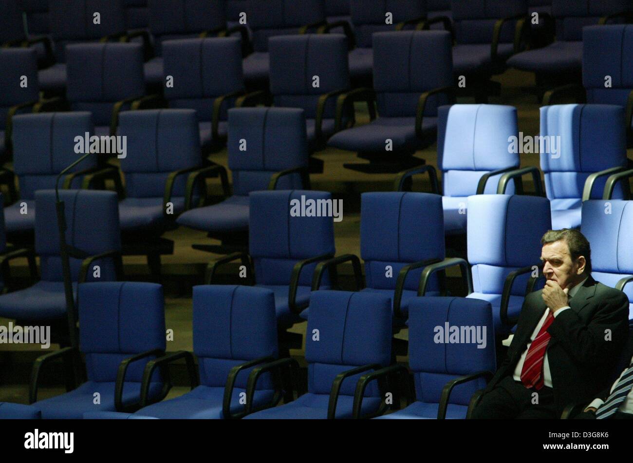 Dpa) - Bundeskanzler Gerhard Schroeder sitzt auf einem Stuhl, umgeben von  leeren Stühlen und sieht rücksichtsvoll im Plenarsaal des Deutschen Bundestages  Bundestag im Reichstag in Berlin, 17. Oktober 2003. M/s stehen kurz