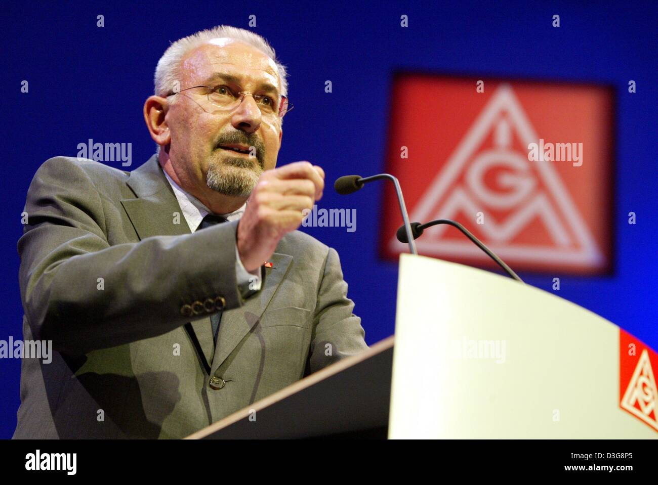 (Dpa) - Juergen Peters, Vorstandsvorsitzender der deutschen Metall Gewerkschaft IG Metall (IGM), spricht tagsüber 20. union in Hannover, Deutschland, 14. Oktober 2003. Während des fünftägigen Kongresses wird die Union die geplanten sozialen Reformen der Bundesregierung diskutiert. Die IG Metall mit 2,55 Millionen Mitgliedern ist der weltweit größte Industriegewerkschaft. Stockfoto