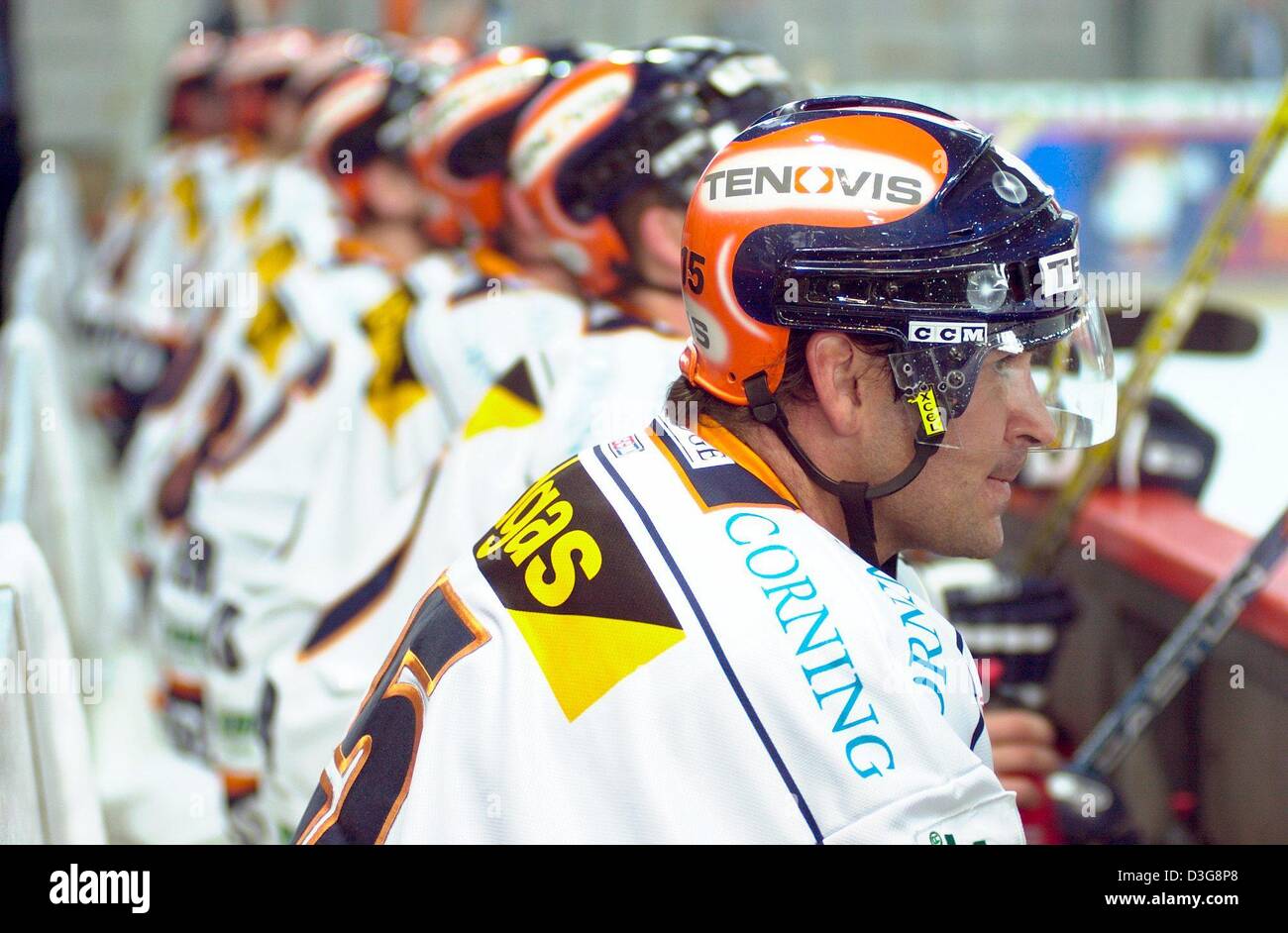 (Dpa) - die kanadische weiterleiten Yvon Corriveau von Berlin-Eishockey-Mannschaft "Eisbaeren Berlin" (Eisbären Berlin), 12. Oktober 2003 in Berlin, abgebildet. Stockfoto