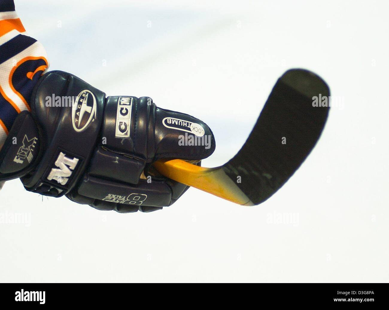 (Dpa) - ein Spieler von der Berlin-Eishockey-Mannschaft "Eisbaeren Berlin" (Eisbären Berlin) gilt mit seinem Stock, während eines Spiels in Berlin, 5. September 2003. Stockfoto