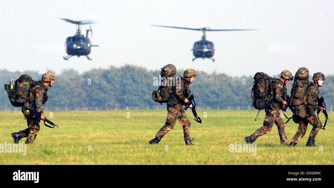 (Dpa) - Bundeswehr-Soldaten der Division "Air wendigsten Operationen" sind die Bereitstellung von Soldaten per Hubschrauber vom Typ Bell UH - 1D auf dem Flugplatz in Ahlhorn, Deutschland, 19. September 2003 Ausbildung. Die Division ist für Einsätze im in- und Ausland ausgebildet. Stockfoto