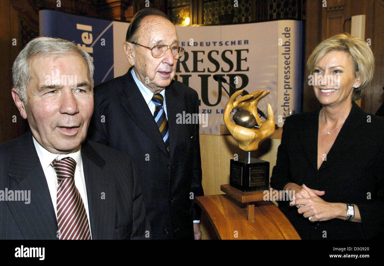 (Dpa) - Former German Foreign Minister Hans-Dietrich Genscher (C), ehemalige ungarische Ministerpräsident Gyula Horn (L) und German TV Host und Laudatio Lautsprecher Sabine Christiansen stehen nebeneinander, während der Preisverleihung "Energiekonzernen Kartoffel 2004" (Hot Potato 2004) in Leipzg, Deutschland, 4. November 2004. Horn, der die Öffnung der Grenzen zwischen Ungarn und Österreich in 19 bestellt Stockfoto