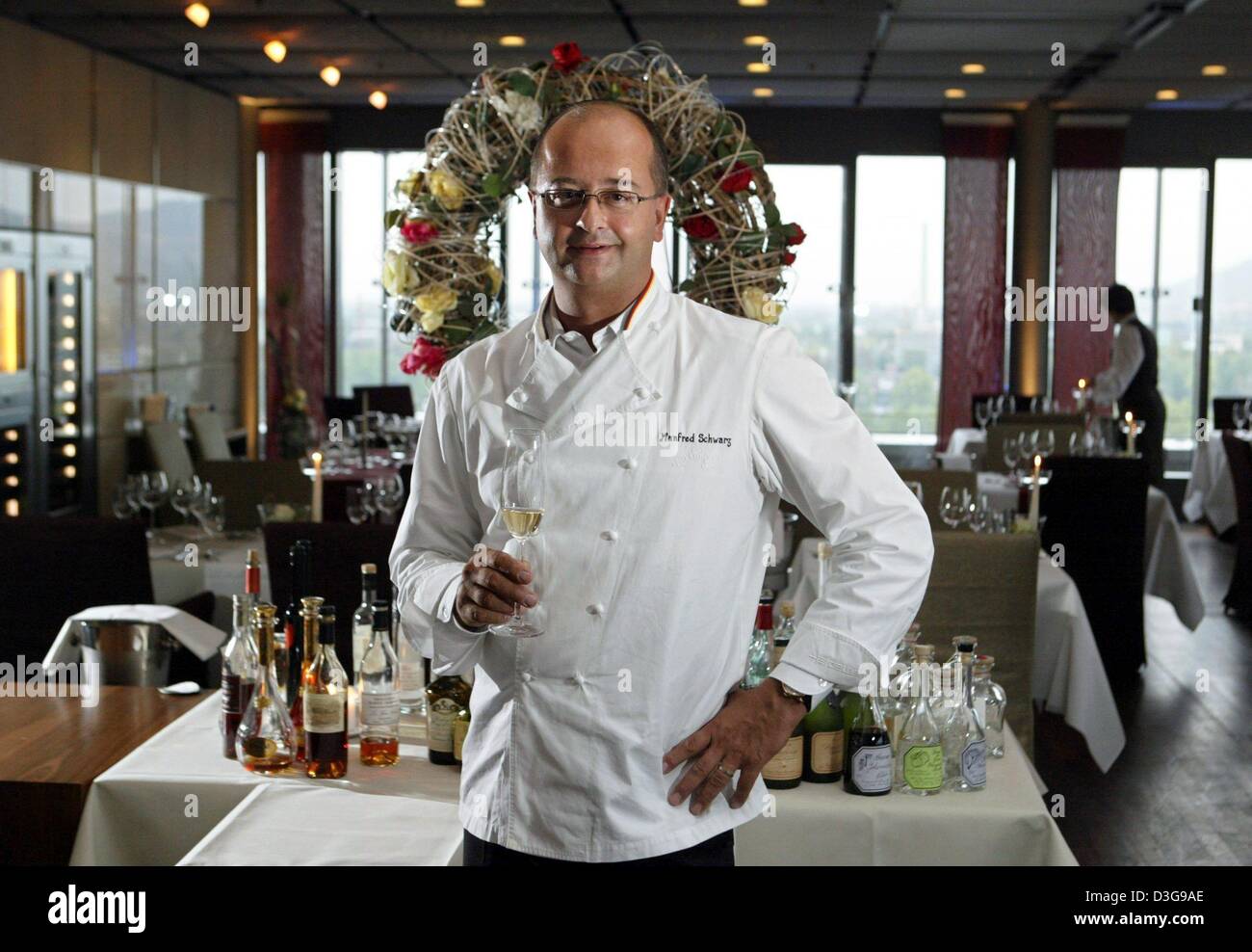 (Dpa) - ausgezeichnete Küchenchef Manfred Schwarz lächelt, als er in seinem Restaurant "Schwarz Das Restaurant' in Heidelberg, Deutschland, 28. September 2004 darstellt. Das Restaurant wurde von deutschen Gourmet-Magazin "Der Feinschmecker" im August 2004 als "Restaurant des Jahres 2004" gewählt. Das exquisite Restaurant befindet sich auf der 12. Etage der Heidelberg Print Media Academy und bietet somit ein imp Stockfoto