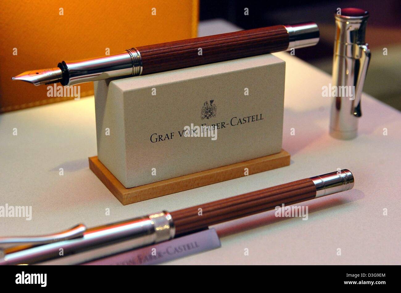 (Dpa) - liegt ein exklusiv von der Firma Faber-Castell Schreibset bei der Bilanz-Pressekonferenz in einer Vitrine im Schloss Faber-Castell in Stein, Deutschland, 6. Oktober 2004. Der weltweit größte Produzent von Bleistift versteht sich nach mehreren schwierigen Jahren wieder auf dem Weg zum Erfolg. Das Management erwartet, bereits für dieses Geschäftsjahr eine Umsatzsteigerung Stockfoto