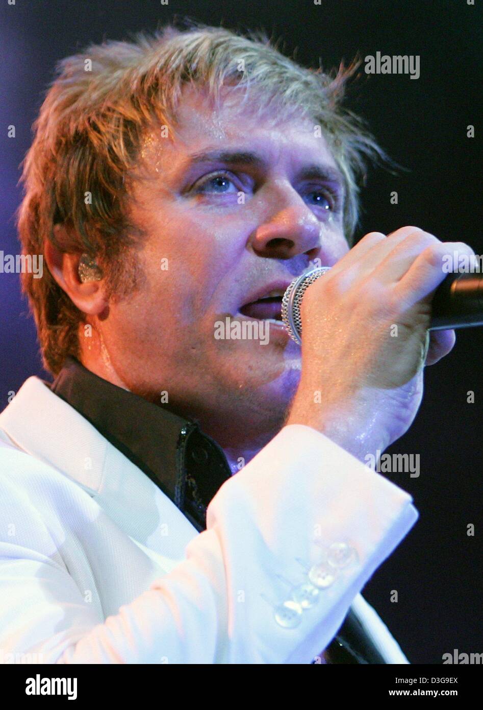 (Dpa) - der Sänger von Duran Duran, Simon Le Bon, führt bei einem Konzert der Band Comeback-Tour in Berlin, 3. Oktober 2004. Es hatte die Band in den 1980er Jahren große internationale Hits wie "The Wild Boys" und "Hungry Like A Wolf". Ihr neue Album, das erste in mehr als 20 Jahren mit der Gründungsmitglieder der Gruppe ist berechtigt, "Astronaut" und wird am 11. Oktober 2004 freigegeben werden. Stockfoto
