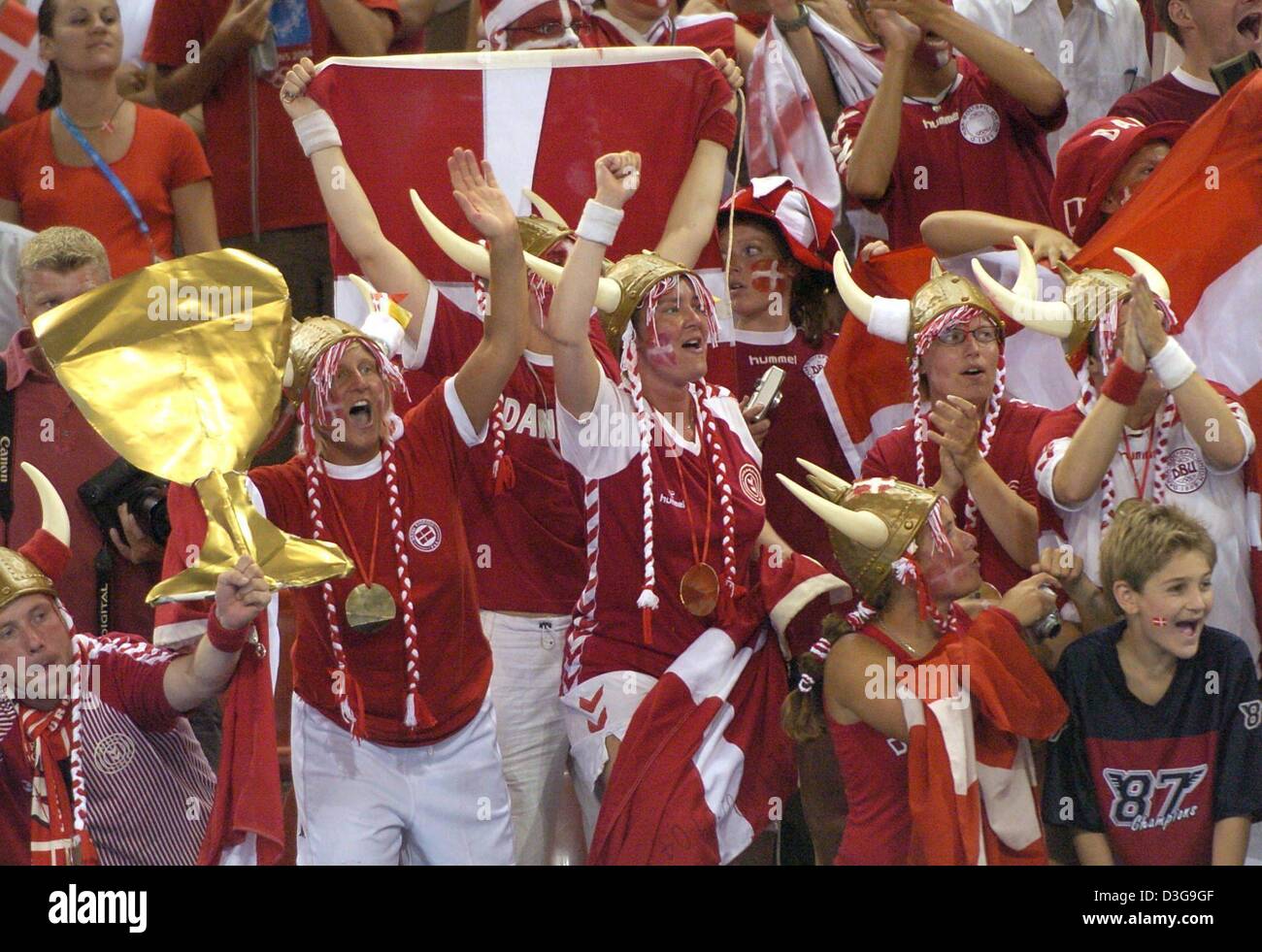 (Dpa) - feiern dänischen Fans ihre Mannschaft der Frauen Handball Finale gegen Südkorea während der Olympischen Spiele in Athen, 29. August 2004 gewann. Dänemark gewann das Spiel im Elfmeterschießen, nachdem die Teams 34-34 nach zwei zusätzliche Zeiten gebunden. Stockfoto