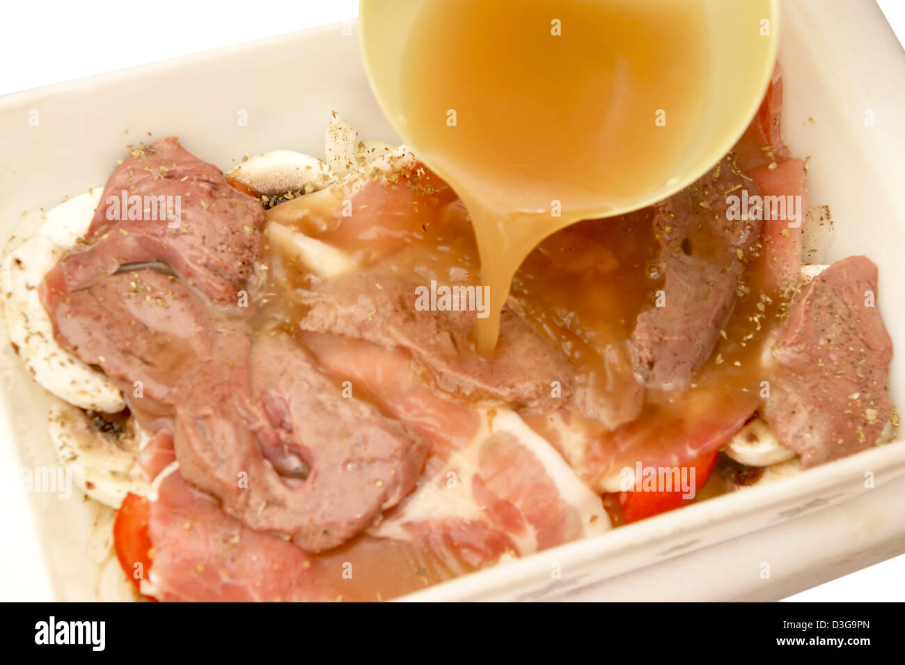 Soße ausgegossen über eine Leber & Speck Auflauf mit Gemüse würzen & Kräuter zum Kochen bereit Stockfoto
