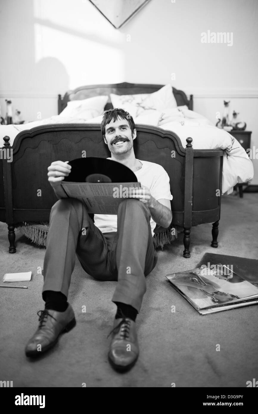 Retro-Hipster Mann Musikhören LP Vinyl Records zu Hause Stockfoto
