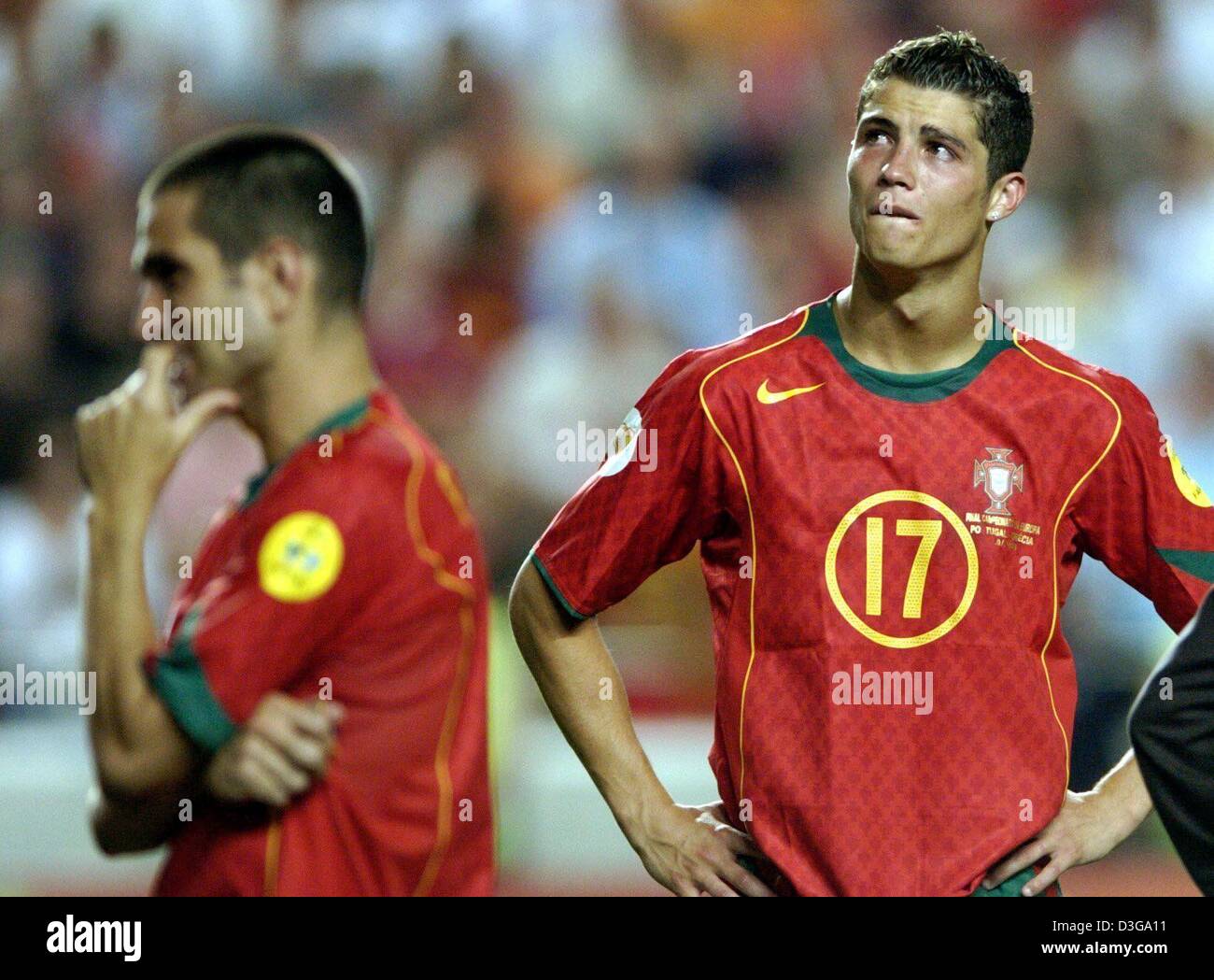 Dpa) - portugiesischer Mittelfeldspieler Cristiano Ronaldo (R) weint Tränen  sein Team verlor der Euro 2004 Fußball Finale zwischen Portugal und  Griechenland im Luz Stadium in Lissabon, Portugal, 4. Juli 2004. Auf der