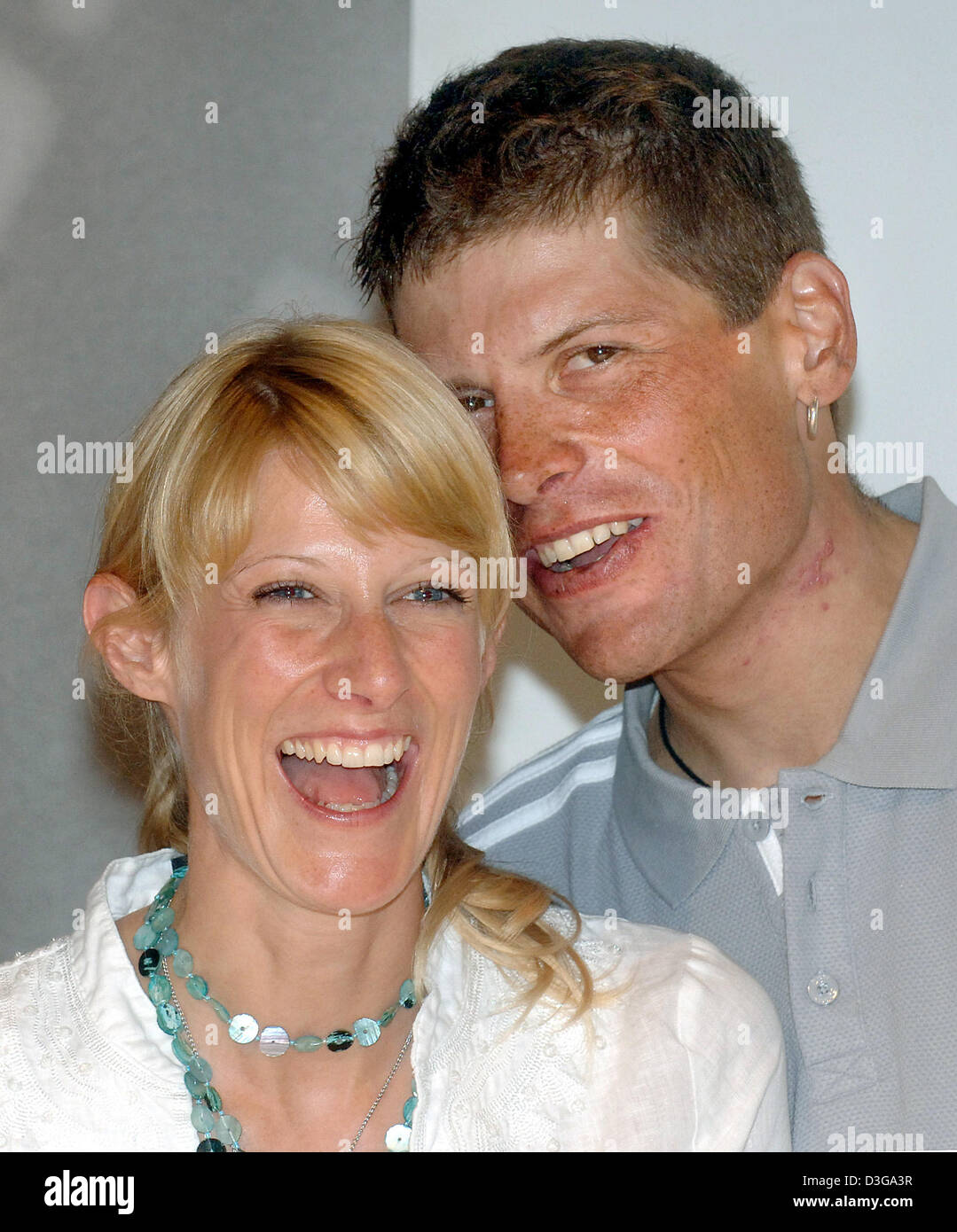 (Dpa) - deutsche Radfahren pro Jan Ullrich und seine neue Freundin Sara Steinhauser Lächeln während eine Quittung über die Team-Sponsor T-Mobile in Bonn, Deutschland, 25. Juli 2005. Ullrich und Steinhauser und T-Mobile-Radsport-Team kam in Bonn im Hauptquartier des Sponsors einen Tag nach Beendigung der Tour de France 2005. Ullrich beendete die Tour auf den dritten Platz. Foto: Felix Heyder Stockfoto