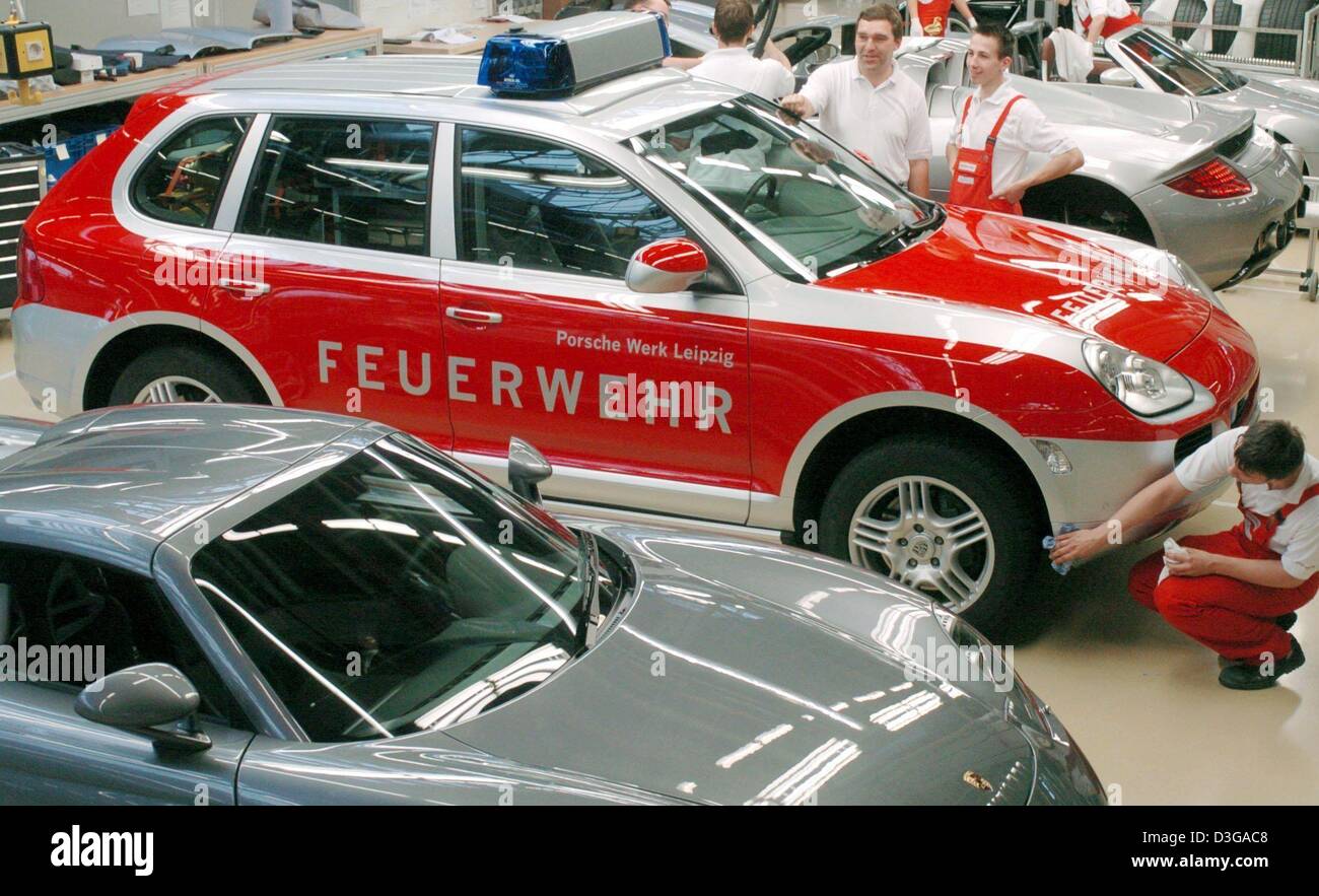 (Dpa) - steht Porsche Carrera GT Sportwagen neben einem Porsche Cayenne, die für das Unternehmen interne Feuerwehr im Porsche Werk in Leipzig, Deutschland, 7. Mai 2004 entworfen wurde. Der Cayenne-Sportwagen verfügt über einen Wassertank, löschte Feuer und andere Notfallausrüstung und, im Falle eines Notfalls ist entworfen, um die Zeit überbrücken bis zur Ankunft der aux Stockfoto