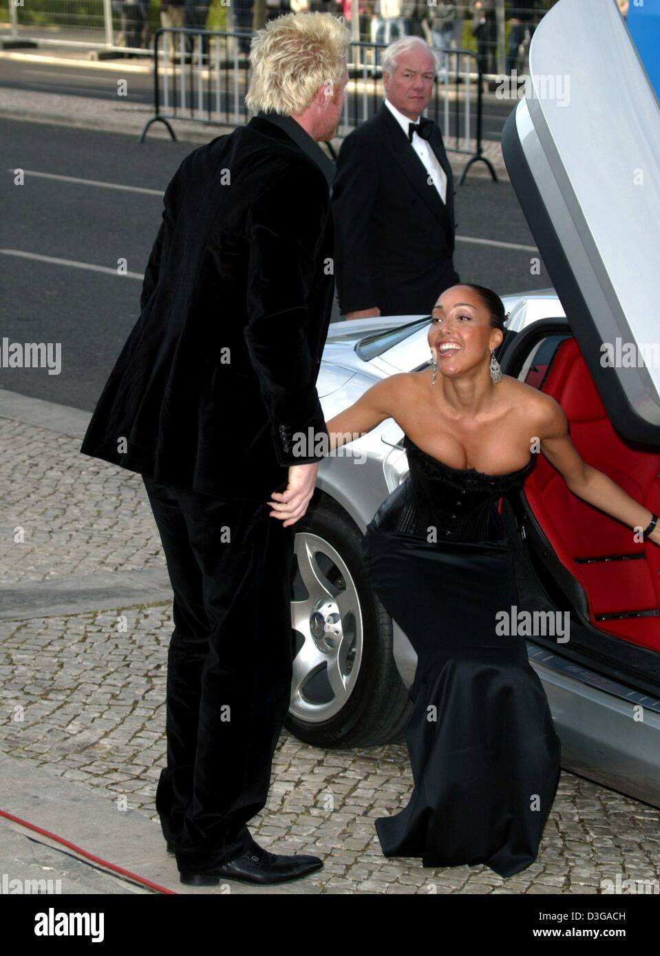 (Dpa) - hilft deutschen ehemaligen Tennisstar Boris Becker seine Freundin französische Tänzerin Caroline Rocher aus dem Auto, als sie den Laureus World Sports Awards 2004 in Lissabon, Portugal, 10. Mai 2004 erreichen. Stockfoto