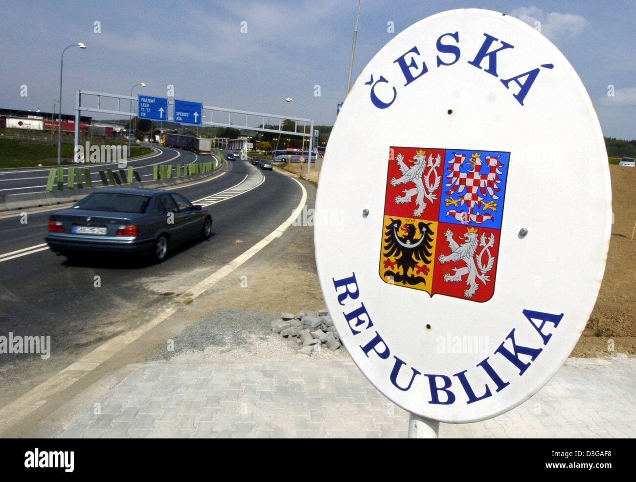 (Dpa) - geht ein Auto das Schild zeigt das Wappen der Tschechischen Republik auf der Deutsch-Tschechischen Grenzübergang in der Nähe von Furth Im Wald, Deutschland, 29. April 2004. Am 1. Mai 2004 begrüßte die EU 10 neue Mitgliedstaaten, einschließlich Tschechien und Polen. Ab dem 1. Mai die Zollkontrollen an der deutsch-tschechischen Grenze werden fortgesetzt, aber Zollbeamten konzentriert sich vor allem bei der Kontrolle der pape Stockfoto