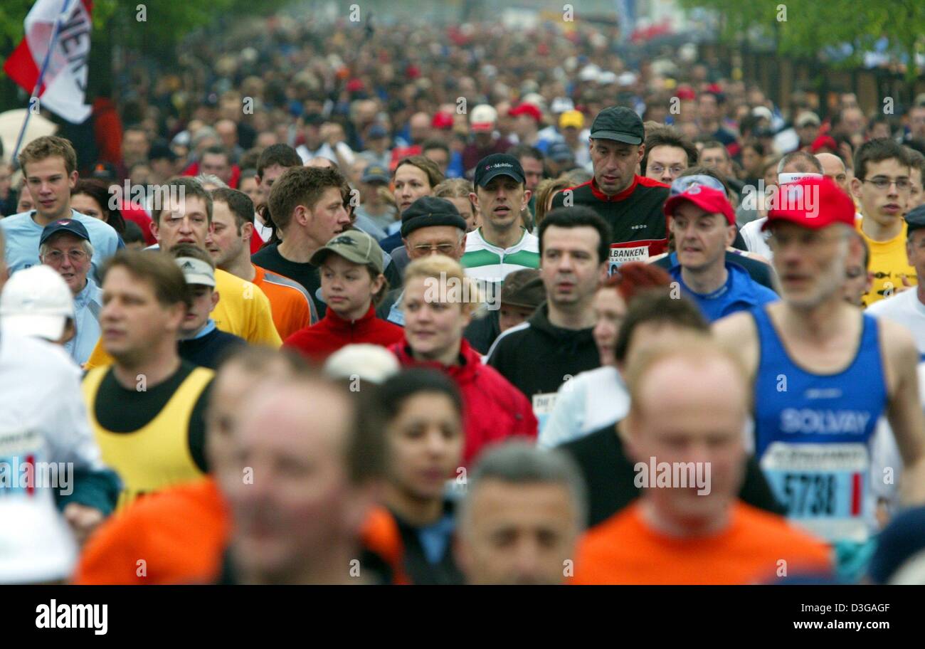 (Dpa) - laufen Massen von Menschen entlang einer Allee zu Beginn des Rennens über 10 Kilometer, die 2. Mai 2004 im Rahmen des Rahmenprogramms des Hannover-Marathons in Hannover stattfindet. Stockfoto