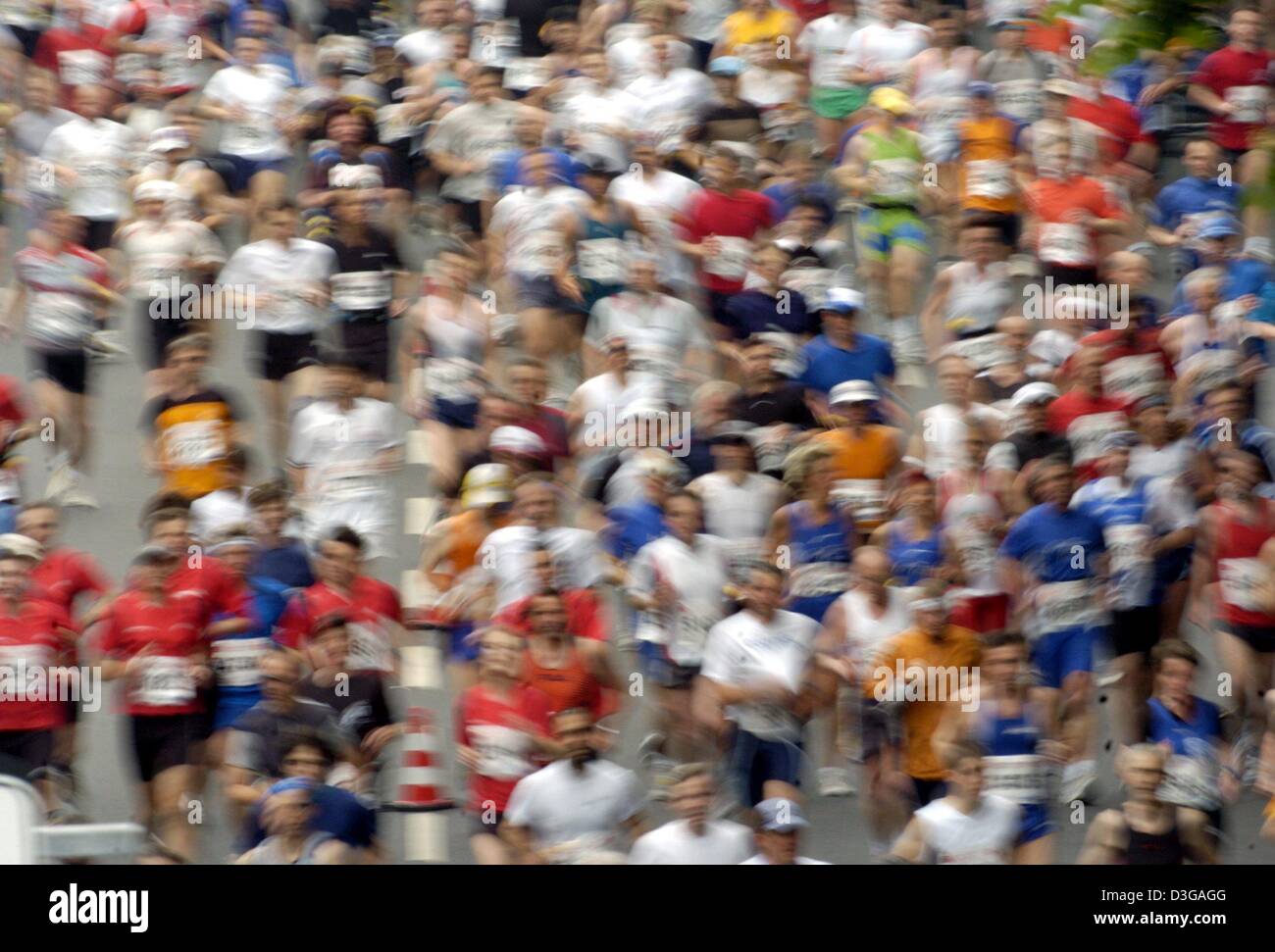 (Dpa) - Massen der Teilnehmer entlang einer Allee während der Rhein-Marathon in Düsseldorf, 2. Mai 2004 laufen. Rund 7.500 Personen nahmen an dem Rennen. Stockfoto
