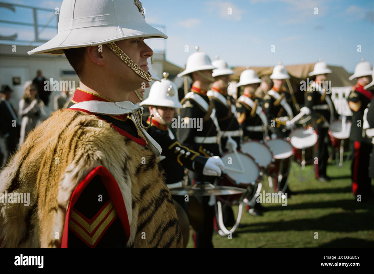 Army-Band am Goodwood Revival UK Leopard Haut Trommeln Stockfoto