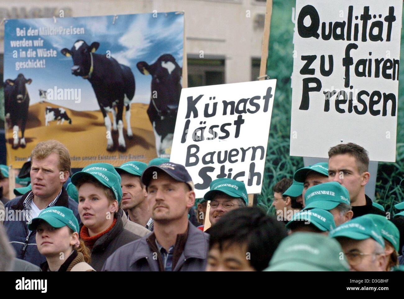 (Dpa) - Landwirte aus dem Bundesland Hessen protestieren gegen niedrige Milchpreise vor dem Brandenburger Tor in Berlin, Deutschland, 28. Oktober 2004. Die Demonstranten fordern eine Reduzierung der europaweiten Milchquote um Überproduktion zu stoppen. Nach der Demonstranten gefährden die niedrigen Preise der Lebensunterhalt von vielen Milchbauern. Stockfoto