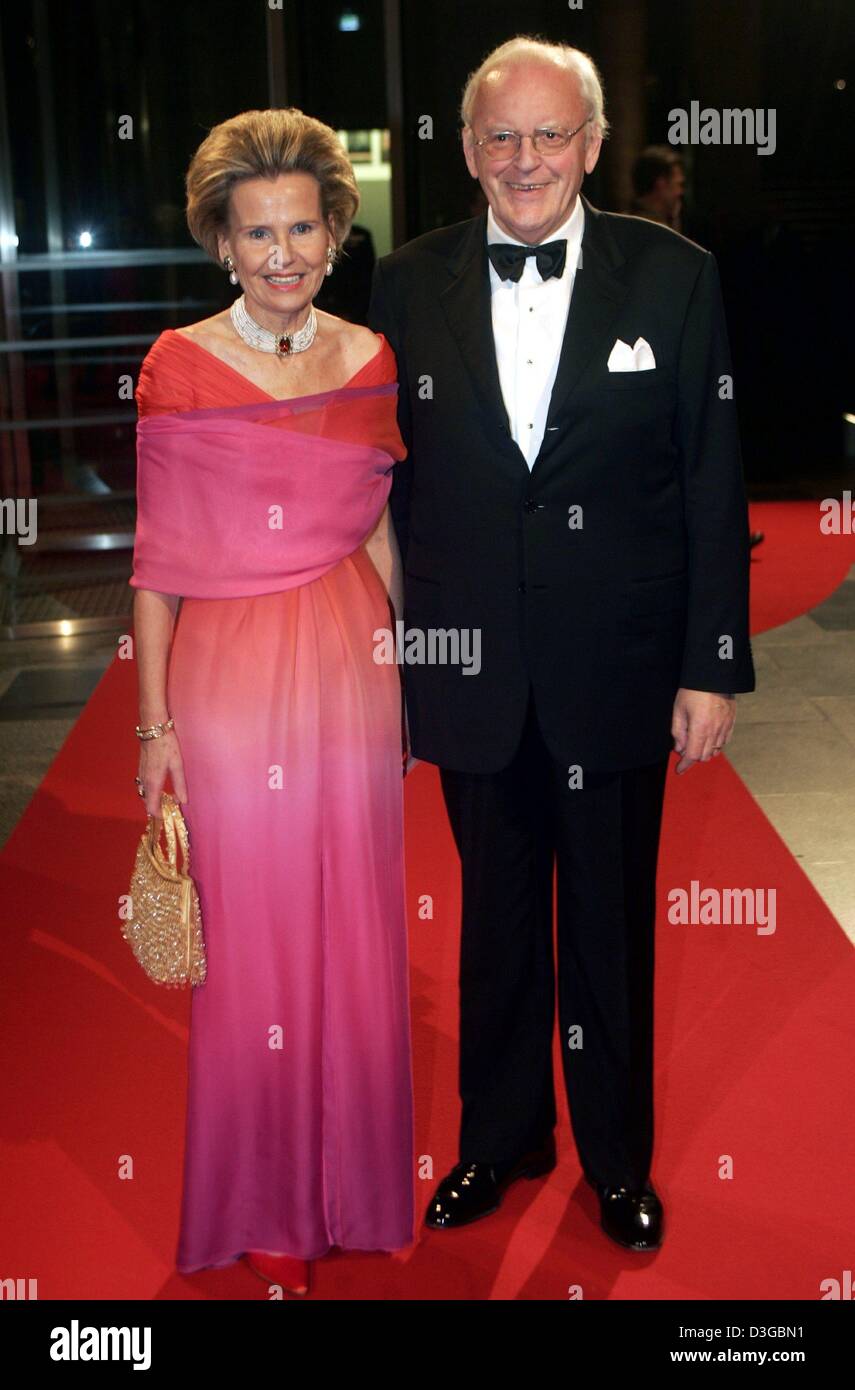 (Dpa) - der ehemalige deutsche Bundespräsident Roman Herzog und seine Frau Dame Alexandra von Berlichingen kommen in das Zeughaus (Zeughaus) in Berlin, Deutschland, 2. November 2004. Zahlreiche Gäste waren zur offiziellen staatlichen Abendessen zu Ehren ihrer Majestät der Königin besucht. Die Königin besucht die Bundesländer Berlin, Brandenburg und Nordrhein-Westfalen zwischen 2 und 4. November 2004. Es ist, die vier Stockfoto