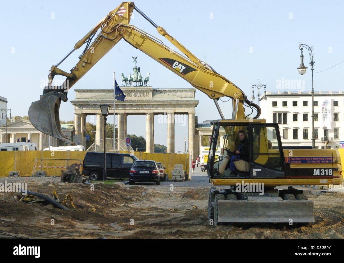 (Dpa) - hat ein Bagger Graben für eine neue u-Bahn-Bahnhof-Eingang am Pariser Platz vor dem Brandenburger Tor in Berlin, Deutschland, 13. Oktober 2004 begonnen. Die neue "Kanzler-Linie" wird voraussichtlich in der Zeit für die FIFA Fußball-Weltmeisterschaft 2006 in Betrieb. Stockfoto