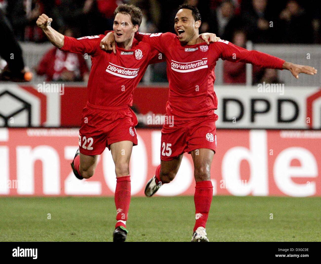 Dpa) - Torjäger Niclas Weiland (L) und Antonio da Silva, beide Spieler der  Fußball-Nationalmannschaft Mainz feiern nach dem 2: 0 Tor während des  Spiels gegen FSV Mainz 05 und FC Hansa Rostock
