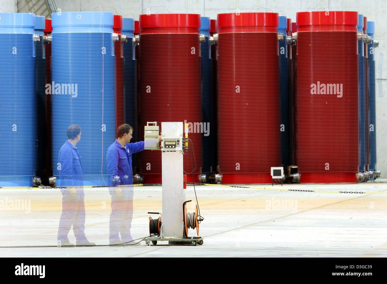 (Dpa) - Schuss mit Langzeitbelichtung, ein Arbeiter bewegt sich mit einem Messgerät vor einem gesicherten Bereich auf das atomare Zwischenlager in Gorleben, Deutschland, 22. Oktober 2004. 5 von den oben genannten Boden-Castor-Behälter enthalten Brennstäbe aus deutschen Kernkraftwerken und 39 Glas Coquilles mit radioaktiven Müll aus La Hague, Frankreich. Der 8. nukleare Castor-Transport aus Stockfoto