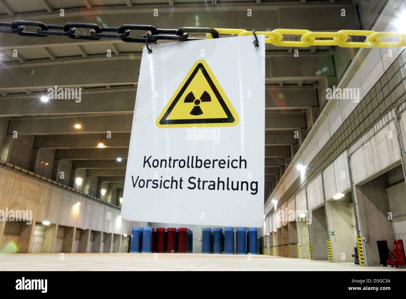 (Dpa) - hängt ein Schild, das "Kontrollbereich hochgeliebten Strahlung" (Sperrgebiet, Aufmerksamkeit Kernstrahlung) liest vor einem gesicherten Bereich auf das atomare Zwischenlager in Gorleben, Deutschland, 22. Oktober 2004. 5 von den oben genannten Boden-Castor-Behälter enthalten Brennstäbe aus deutschen Kernkraftwerken und 39 Glas Coquilles mit radioaktiven Müll aus La Hague, Fr Stockfoto