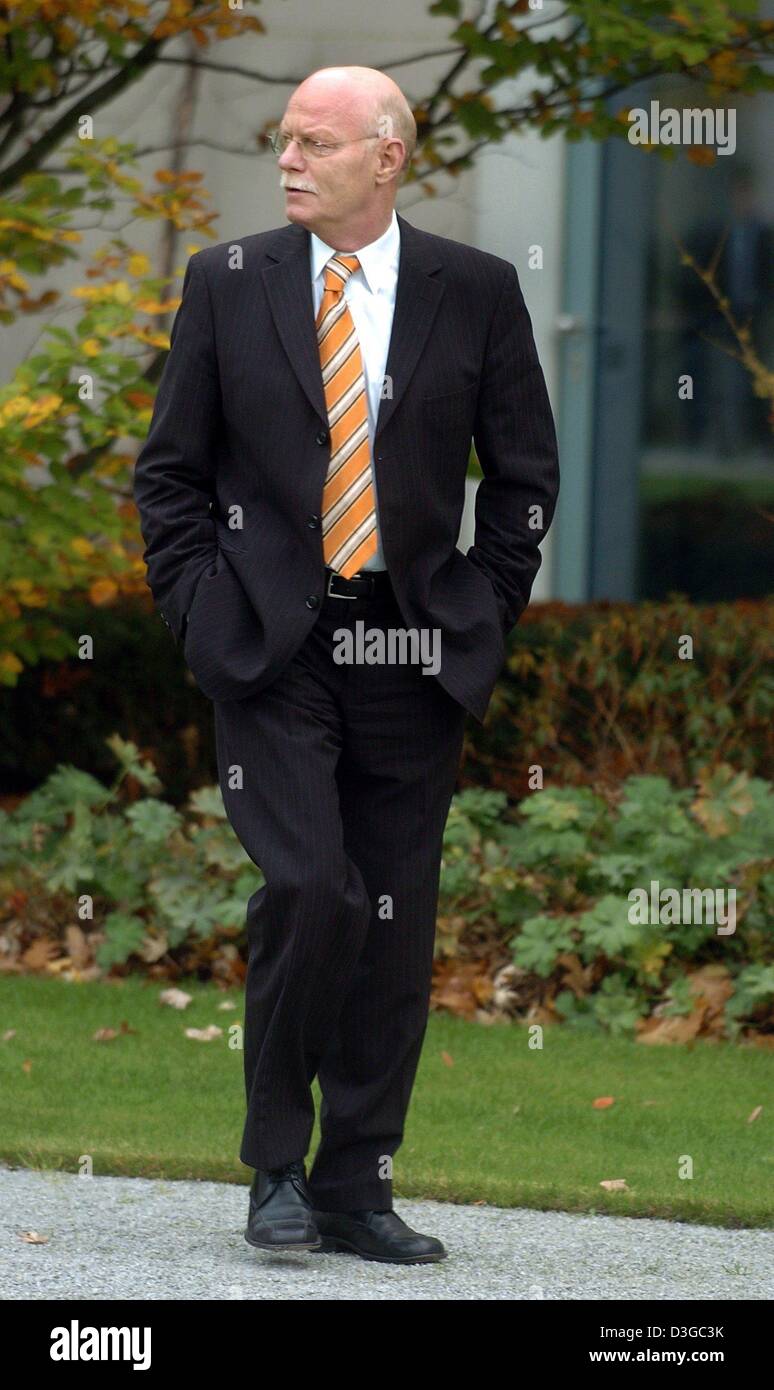 (Dpa) - deutsche Verteidigung Minister Peter Struck kommt für ein Gruppenfoto anlässlich des Treffens der deutsch-französischen Ministerrat am Kanzleramt in Berlin, Deutschland, 26. Oktober 2004. Schwerpunkte des Treffens waren eine stärkere Zusammenarbeit zwischen den beiden Ländern über die Ausbildung und human resources-Sektoren. Es war die vierte Tagung des Rates seit seiner implementatio Stockfoto