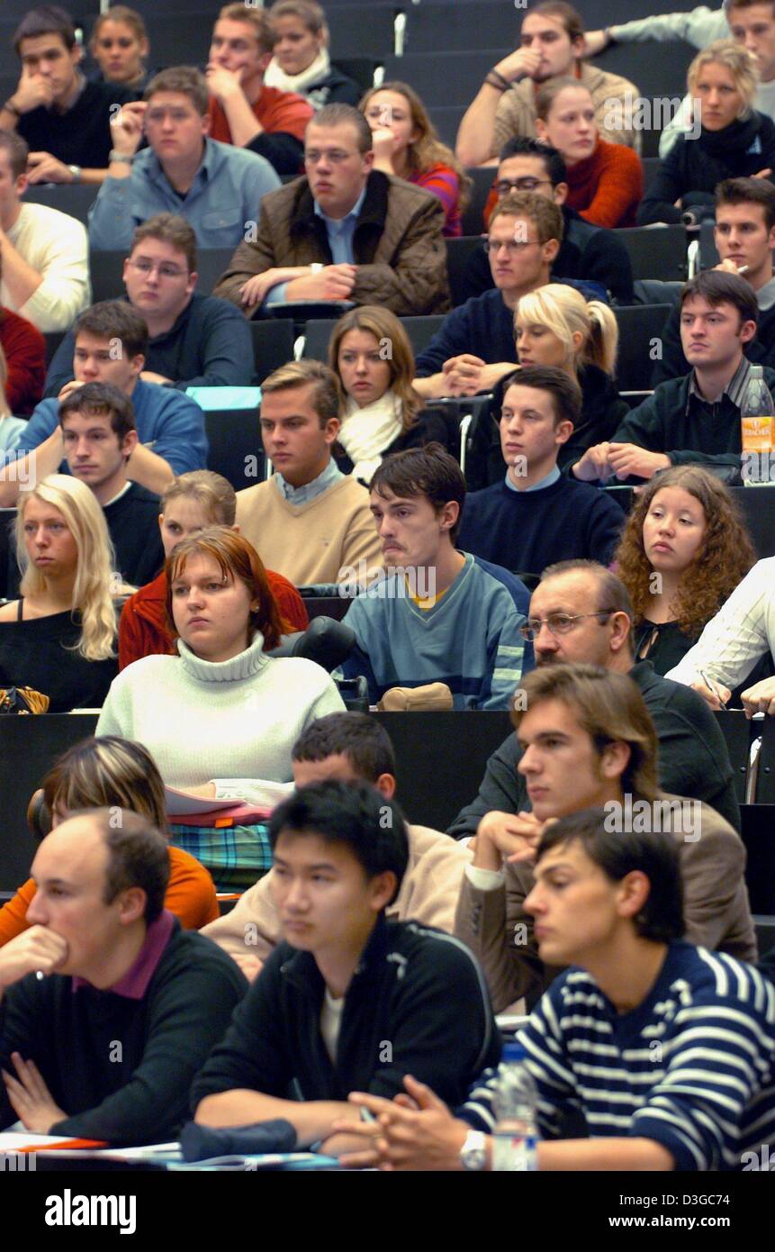 (Dpa) - Erstsemester Gesetz Studenten hören Sie einen Gruß von einem Dozenten im Hörsaal der juristischen Fakultät der Albert-Ludwig-Universität in Freiburg, Deutschland, 18. Oktober 2004. Wintersemester 2004/05 hat an den Universitäten im deutschen Bundesland Baden-Württemberg am 18. Oktober 2004 begonnen. Stockfoto