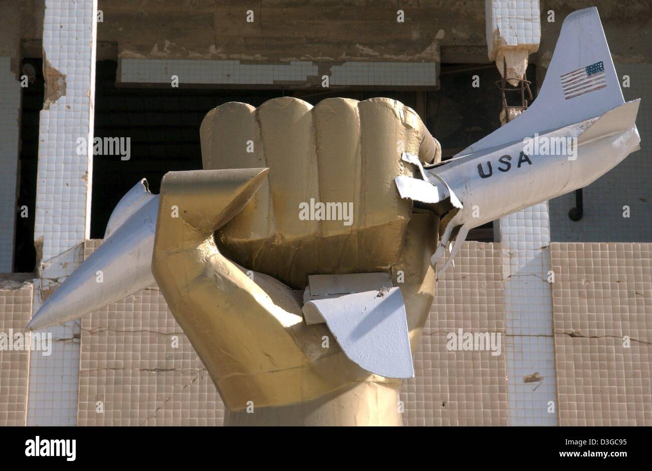 (Dpa) - steht die Skulptur einer Faust brechen eine US-Flugzeug vor dem zerstörten Haus der Familie Gaddafi auf dem Gelände des libyschen Staatschefs Muammar Gaddafi in Tripolis, Libyen, 15. Oktober 2004. Gaddafi Haus wurde im Jahr 1986 nach Libyen verbunden war, zu einer Disco Bombardierung in Berlin, das einen amerikanischen Soldat getötet bei einem US-Luftangriff zerstört. Stockfoto