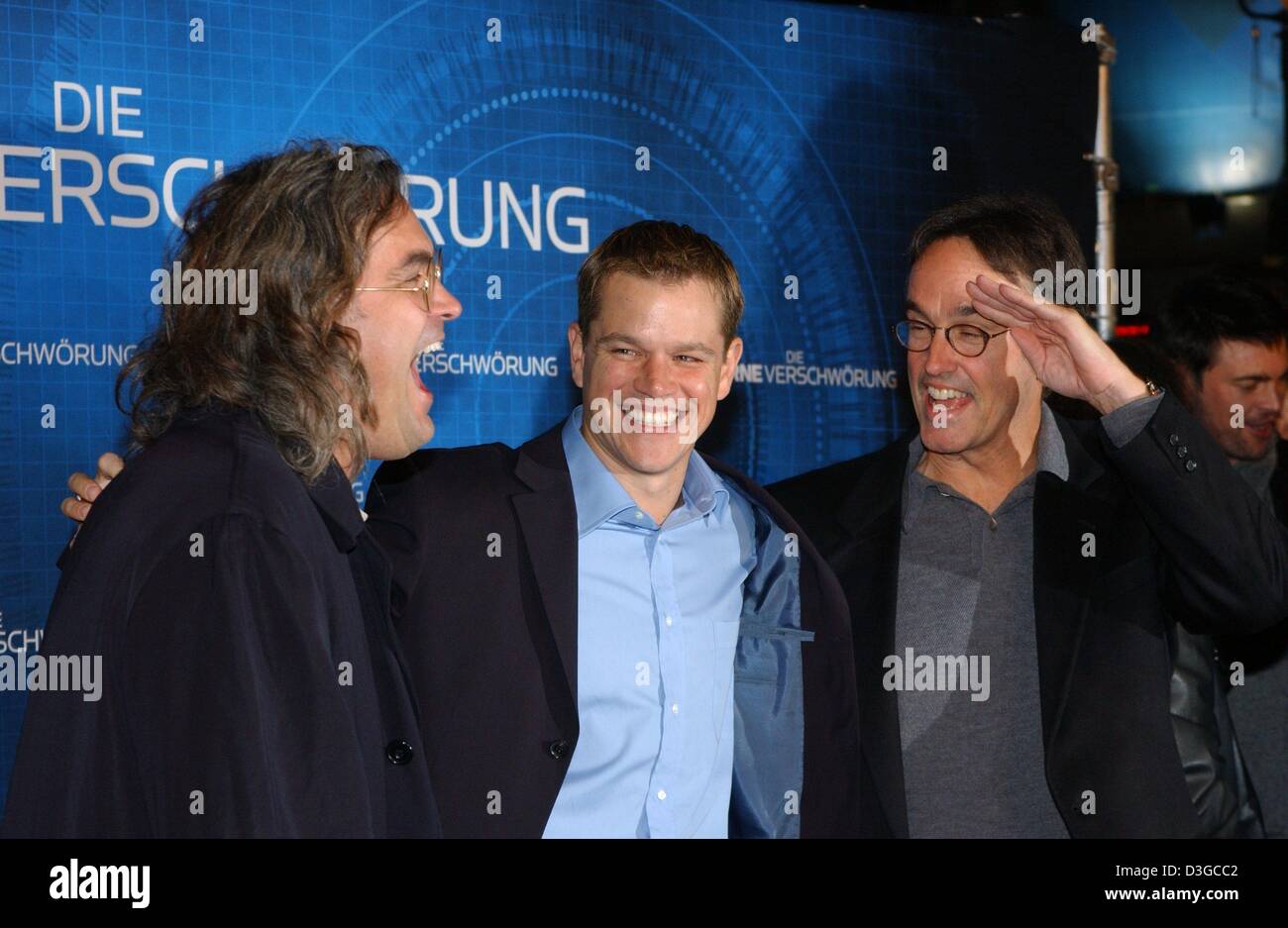 (Dpa) - Regisseur Paul Greengrass (L-R), US-Schauspieler Matt Damon und Produzent Pat Crowley für die Deutschland-Premiere ihres neuen Films "The Bourne Supremacy" am Potsdamer Platz in Berlin, Deutschland, 16. Oktober 2004 kommen. Die Fortsetzung von 2002 "die Bourne Identität" startet am 21. Oktober 2004 bundesweit. Stockfoto