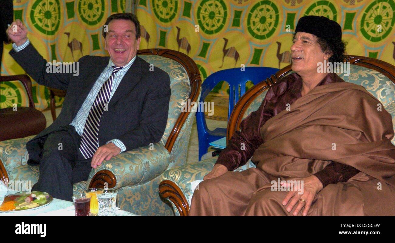 (Dpa) - deutsche Bundeskanzler Gerhard Schröder (L) führt Gespräche mit Gaddafi Muammar Gaddafi (R) in einem traditionellen Zelt in Tripolis, Libyen, Donnerstag, 14. Oktober 2004. Schröder kam hier Donnerstagabend zum Auftakt seiner ersten zweitägigen Besuch nach Libyen, die erste jemals von einem deutschen Führer in 25 Jahren. Auf politischer Ebene, Beamte in Berlin sagte, dass der Besuch auf Förderung L Stockfoto
