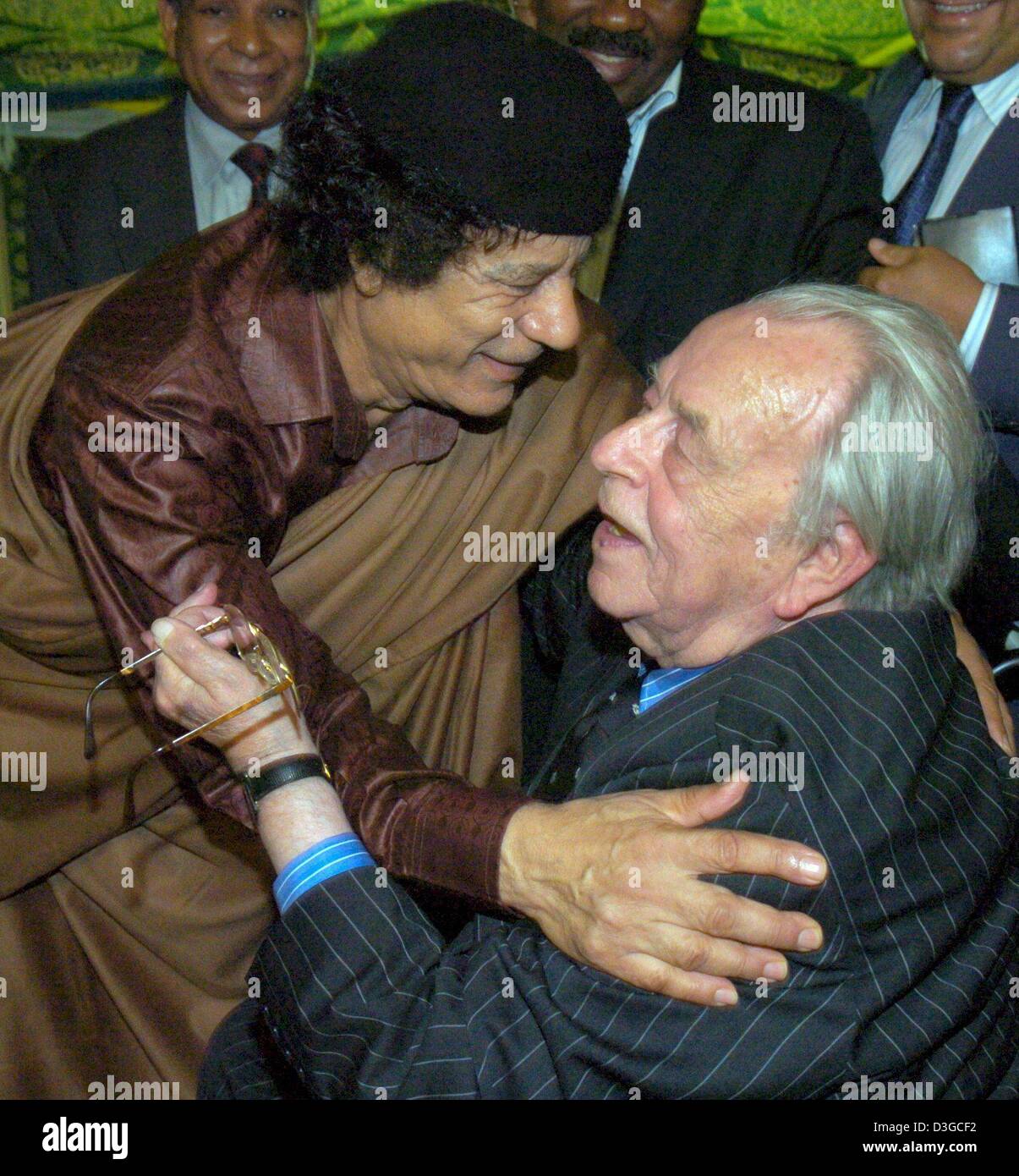 (Dpa) - Libyens Staatschef Muammar Gaddafi (L) begrüßt ehemalige Bundesminister Hans-Jürgen Wischnewski, Mitglied der Delegation der deutschen Bundeskanzlerin, vor Gesprächen auf sein Zelt in Tripolis, Libyen, auf Donnerstag, 14. Oktober 2004. Der deutsche Bundeskanzler, der von einer 25-köpfigen Wirtschaftsdelegation begleitet wird, ist auf eine zweitägige Jungfernfahrt Besuch in Libyen, die erste jemals von einem deutschen Führer in 25 ja Stockfoto