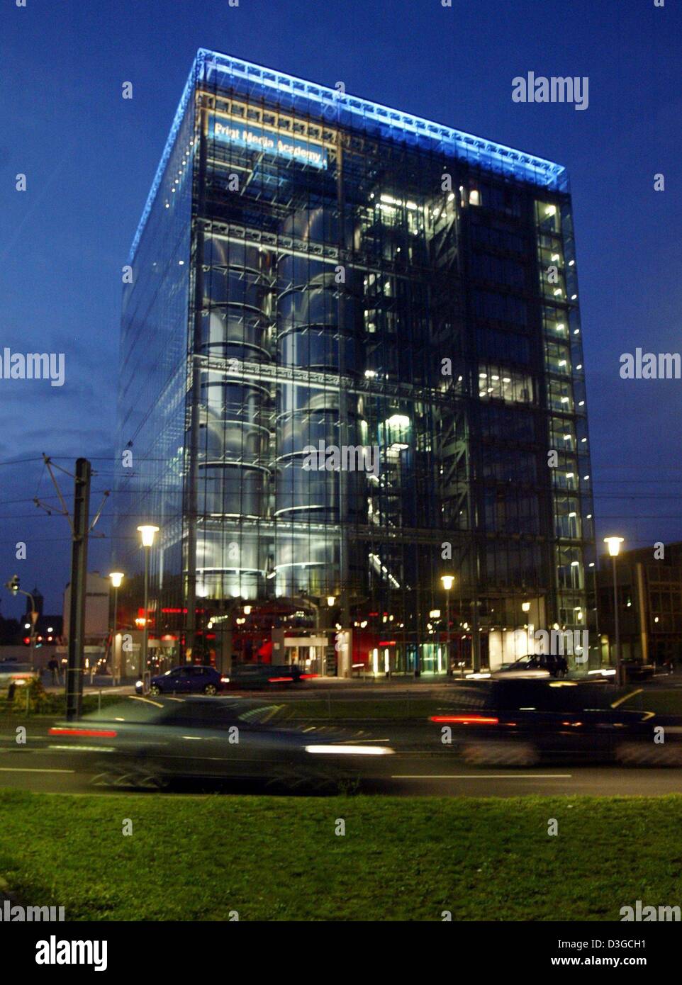 (Dpa) - Blick auf das exquisite Restaurant "Schwarz Das Restaurant" befindet sich auf der 12. Etage der Heidelberg Print Media Academy in Heidelberg, Deutschland, 28. September 2004. Restaurant des ausgezeichneten Küchenchef Manfred Schwarz wurde von deutschen Gourmet-Magazin "Der Feinschmecker" im August 2004 als "Restaurant des Jahres 2004" gewählt. Aufgrund seiner Lage bietet es einen Winkeltisch Stockfoto