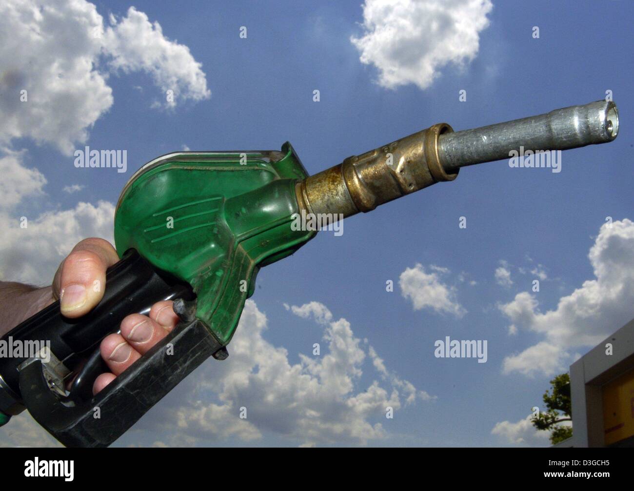 (Dpa-Dateien) - eine Einfüllschraube wird gegen den bewölkten Himmel an einer Tankstelle in Frankfurt am Main, 1. Juni 2004 gesehen. Ölpreise stiegen in New York und London auf Donnerstag, 14. Oktober 2004, wenn die Ängste einer Versorgungsunterbrechung wieder Futures-Preise auf Rekordhöhen geschickt. Leichtes Rohöl für Lieferung November wurde in der Nähe von 54 Dollar pro Barrel an der New York Mercantile Exchange in frühen elektronischen t zitiert. Stockfoto