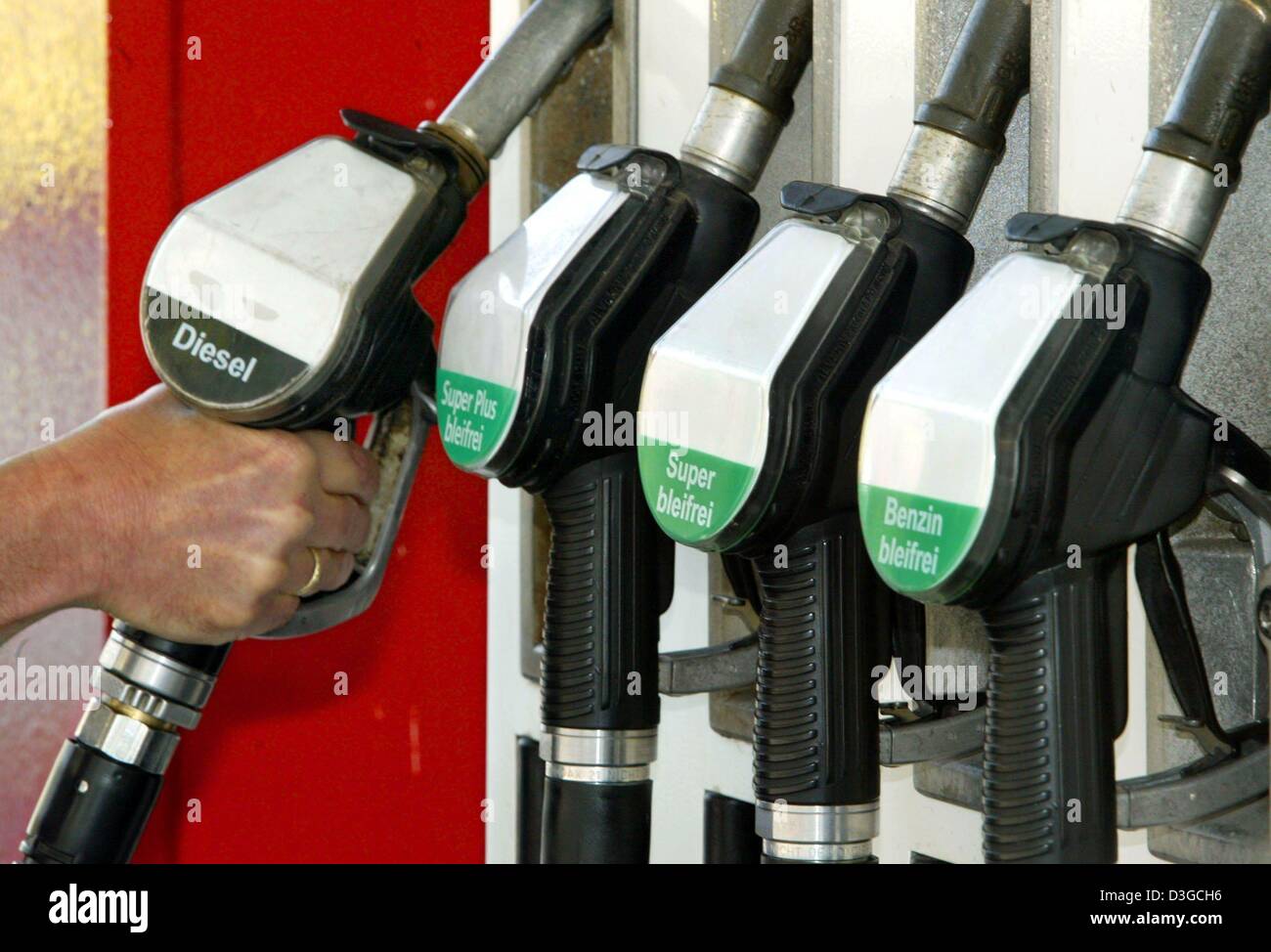(Dpa-Dateien) - greift eine Hand für die Diesel-Einfüllschraube an einer Tankstelle in Kaufbeuren, Deutschland, 23. April 2004. Ölpreise stiegen in New York und London auf Donnerstag, 14. Oktober 2004, wenn die Ängste einer Versorgungsunterbrechung wieder Futures-Preise auf Rekordhöhen geschickt. Leichtes Rohöl für Lieferung November notierte in der Nähe von 54 Dollar pro Barrel an der New York Mercantile Exchange in frühen ele Stockfoto