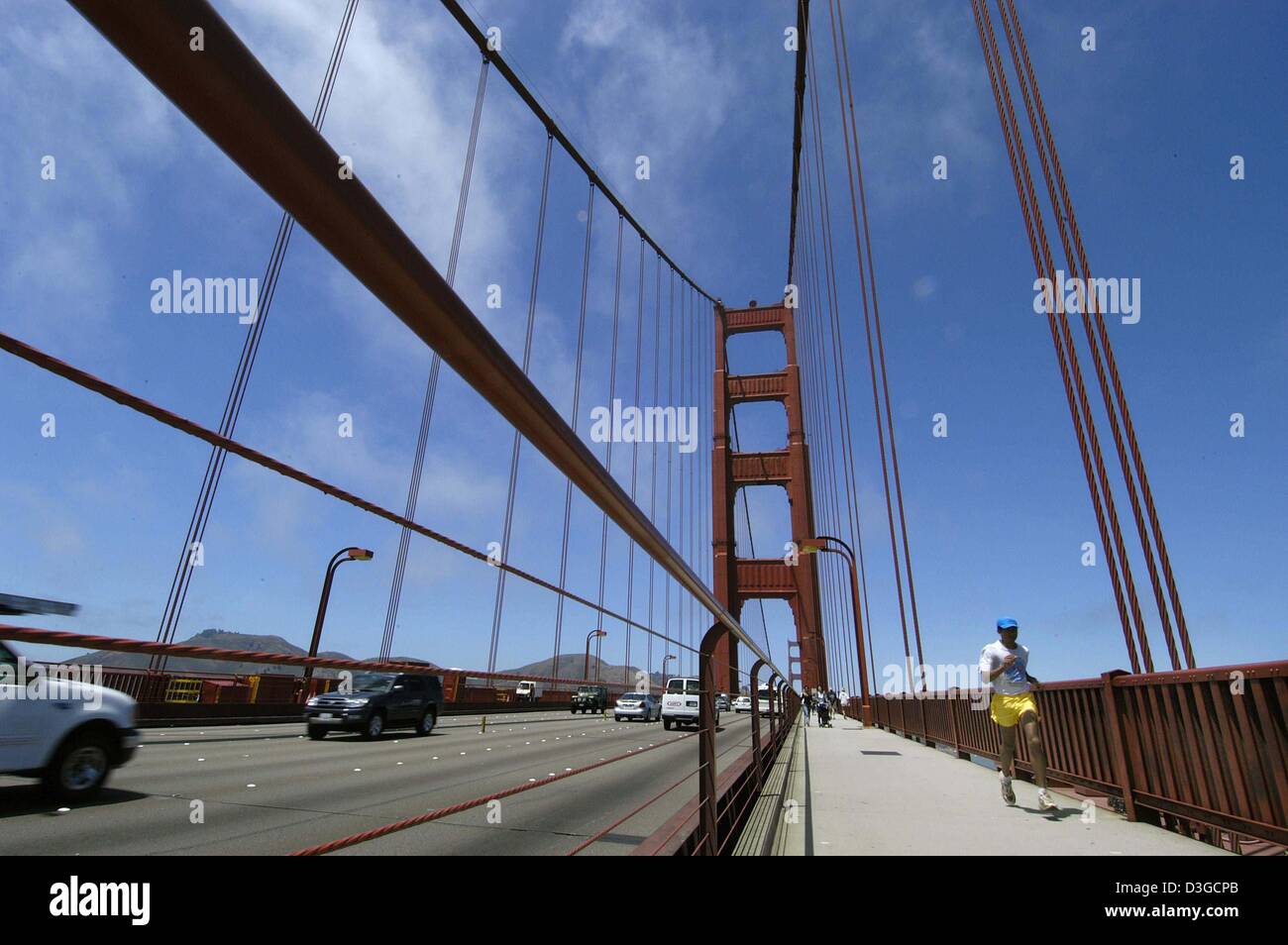 (Dpa) - Blick auf die berühmte Golden Gate Bridge in den nördlichen kalifornischen Stadt San Francisco, USA, 20. Juli 2004. Der Name Golden Gate bezieht sich auf die Golden Gate Meerenge, die den Eingang zur San Francisco Bay vom Pazifischen Ozean ist. Die Brücke 1937 eröffnet und hat eine 1.280 Meter langen Federung umfassen, die 7. längste in der Welt. Stockfoto