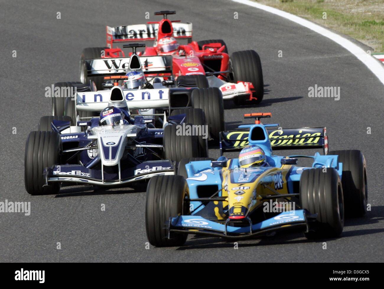 (Dpa) - kanadische Formel 1 pilot Jacques Villeneuve (Renault) führt vor kolumbianischen Juan Pablo Montoya (BMW-Williams) und finnischen Kimi Raeikkoenen (McLaren-Mercedes) und brasilianischen Rubens Barrichello (Ferrari) während der Formel 1 Grand Prix in Suzuka, Japan, 10. Oktober 2004. Stockfoto