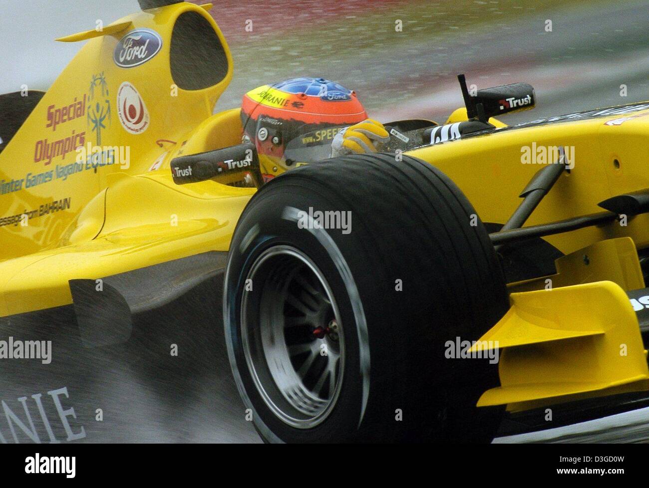 Dpa Rennen Deutsche Formel 1 Fahrer Timo Glock Team Jordan Durch Stromenden Regen Beim Freien Training In Suzuka International Racing Course In Suzuka Japan 8 Oktober 04 Wegen Einen Herannahenden Taifun