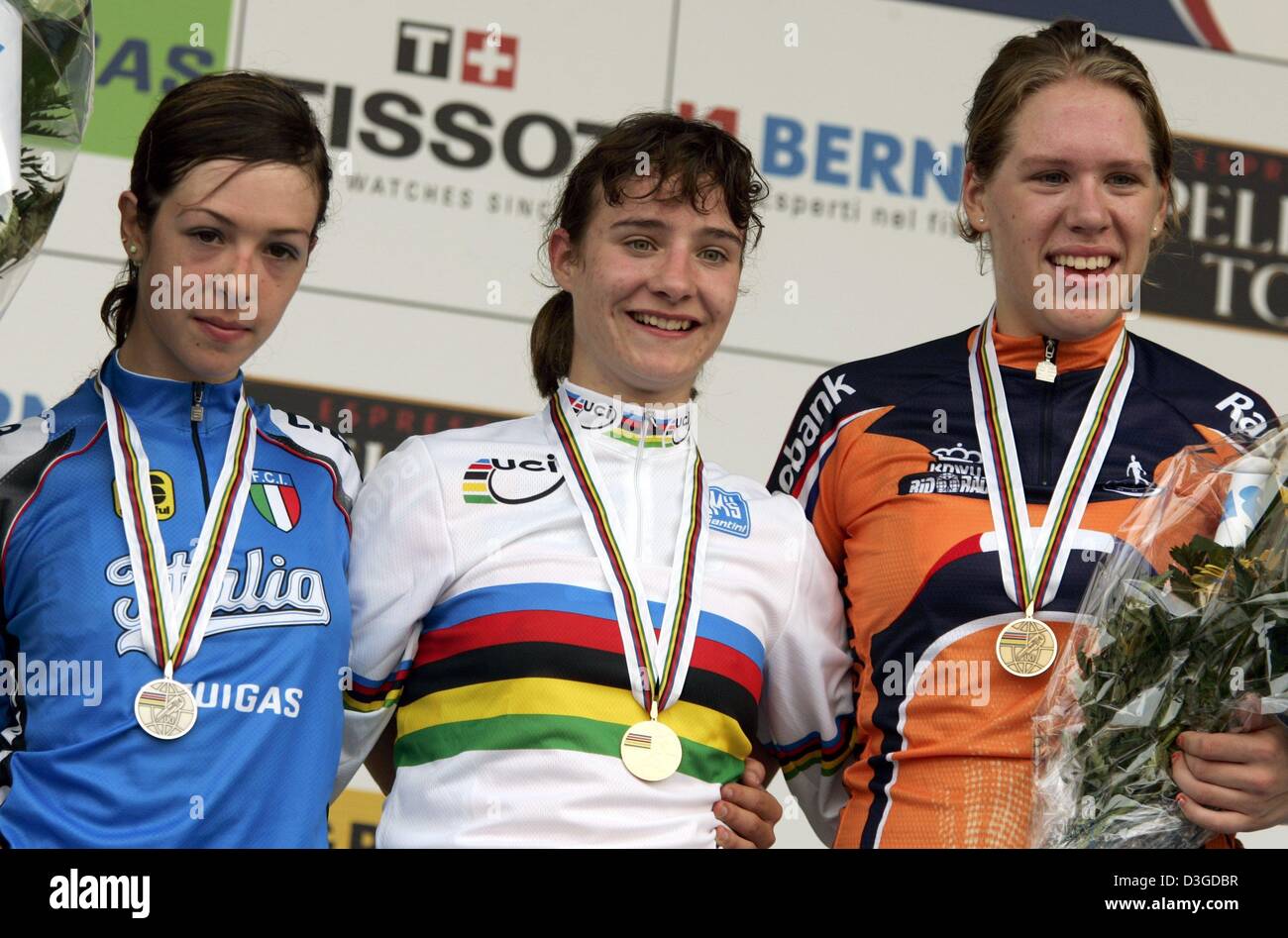 (Dpa) - Winner Marianne Vos (C) aus den Niederlanden lächelt auf dem Podium mit zweiten Marta Bastianelli (L) aus Italien und niederländische Eleonora van Dijk (R) nach junior Straßenrennen der WM in Verona, Italien, 1. Oktober 2004 gelegt. Stockfoto
