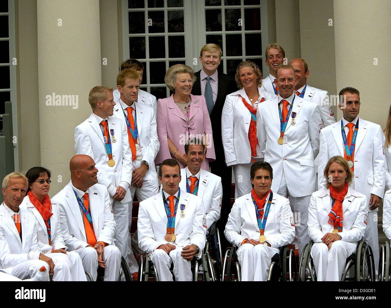 (Dpa) - Königin Beatrix und Kronprinz Willem-Alexander der Niederlande zu Lächeln, während eines Treffens mit niederländischen Athleten Rückkehr aus Athen Paralympischen Spielen am Palast Noordeinde in Den Haag, die Niederlande, 30. September 2004. Stockfoto