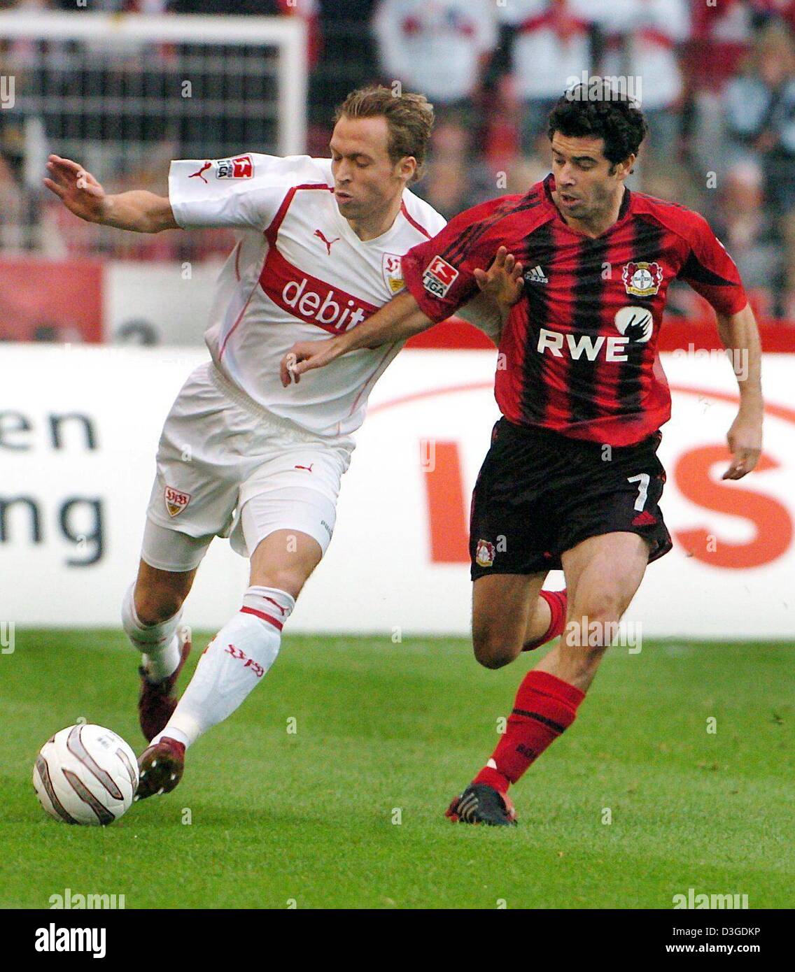 (Dpa) - Stuttgart-Verteidiger Andreas Hinkel (L) in einem Duell mit Leverkusen Mittelfeldspieler Robson Ponte in der deutschen Bundesliga match zwischen VFB Stuttgart und Bayer Leverkusen im Gottlieb-Daimler-Stadion in Stuttgart, Deutschland, 25. September 2004. Stuttgart gewann 3: 0. Stockfoto